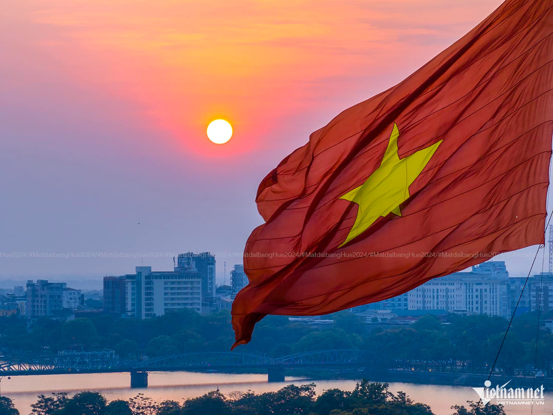 顺化古都的旗塔被红色填满。（武明郡 摄）