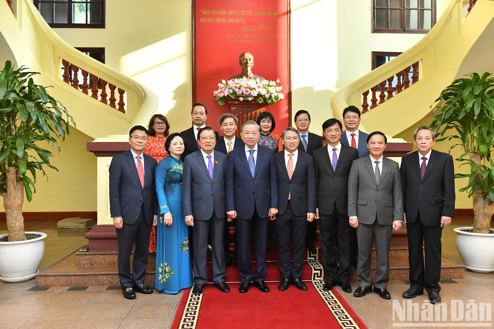 越共中央总书记苏林与司法部党组干事会代表合影。