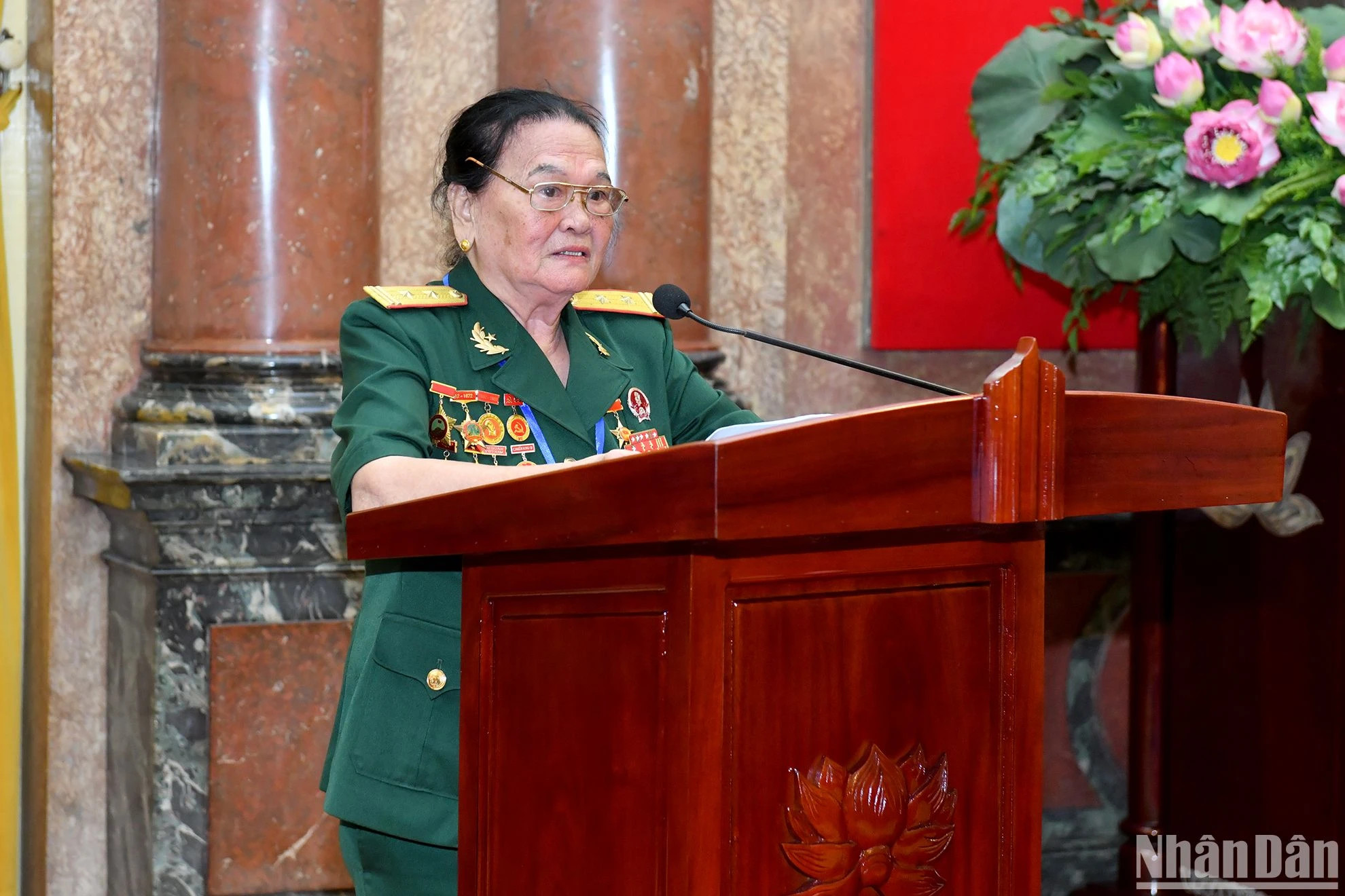 人民武装力量英雄吴氏选在会上发言。