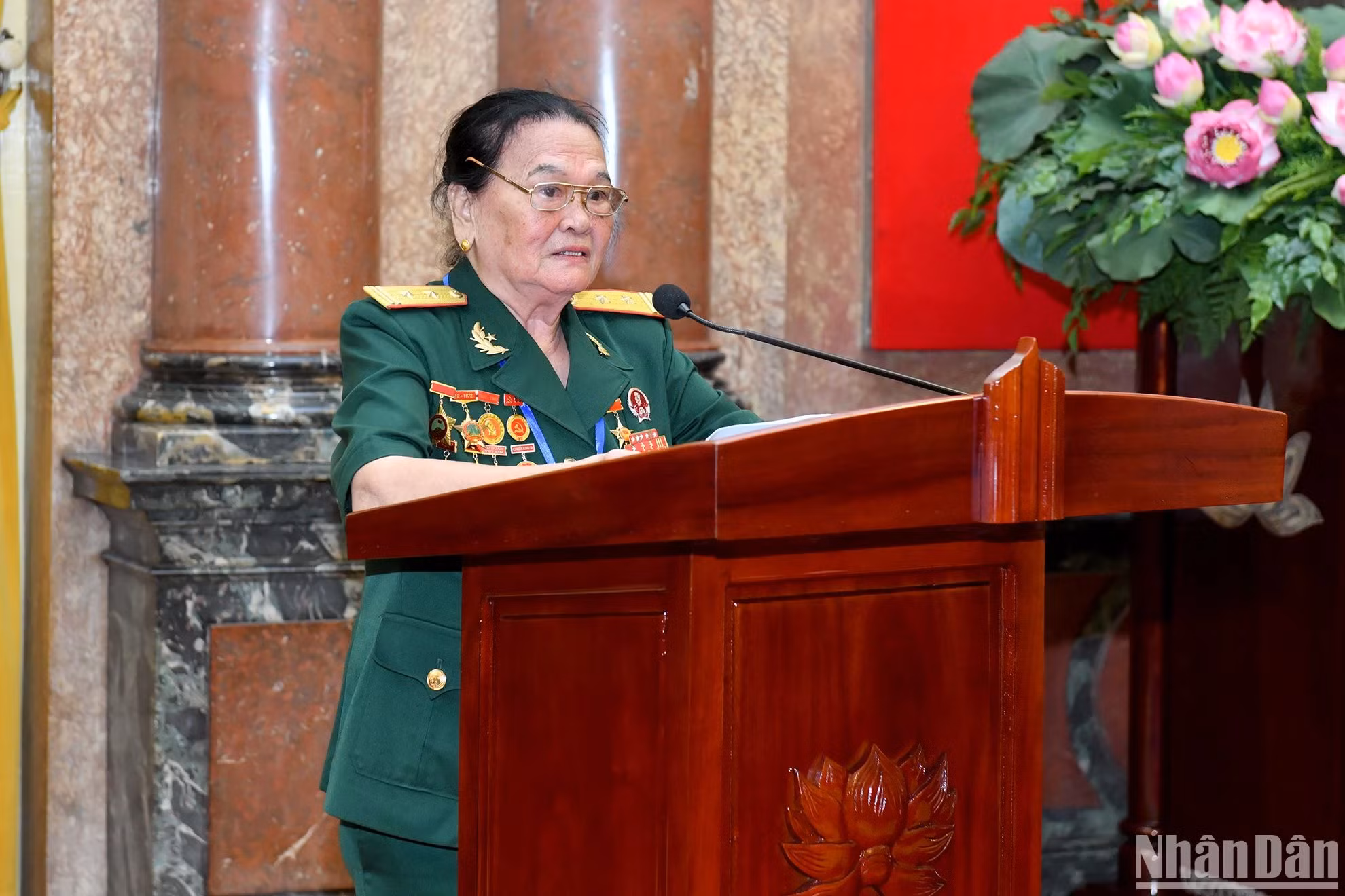 人民武装力量英雄吴氏选在会上发言。