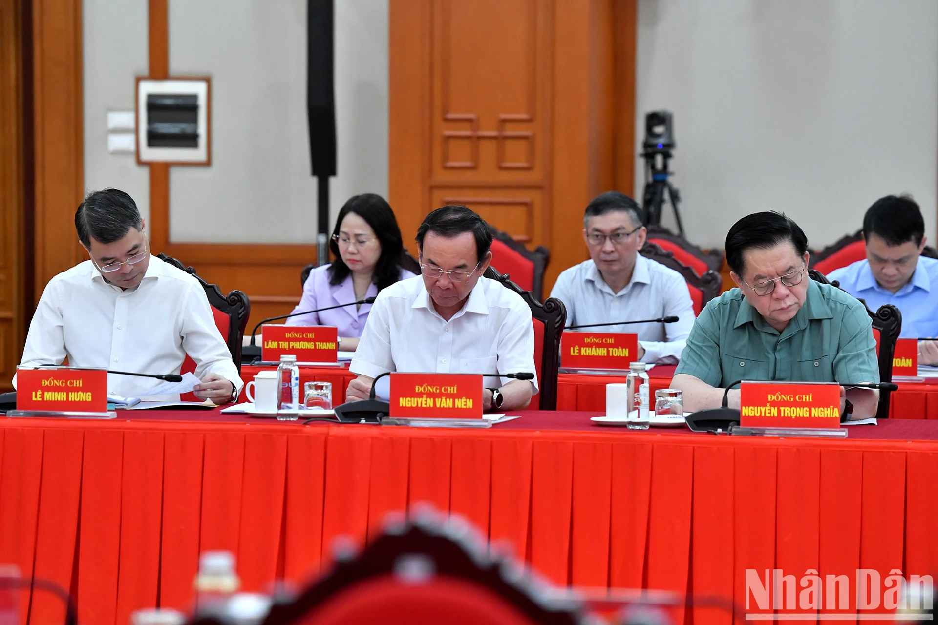 党和国家领导人与各位代表出席会议。