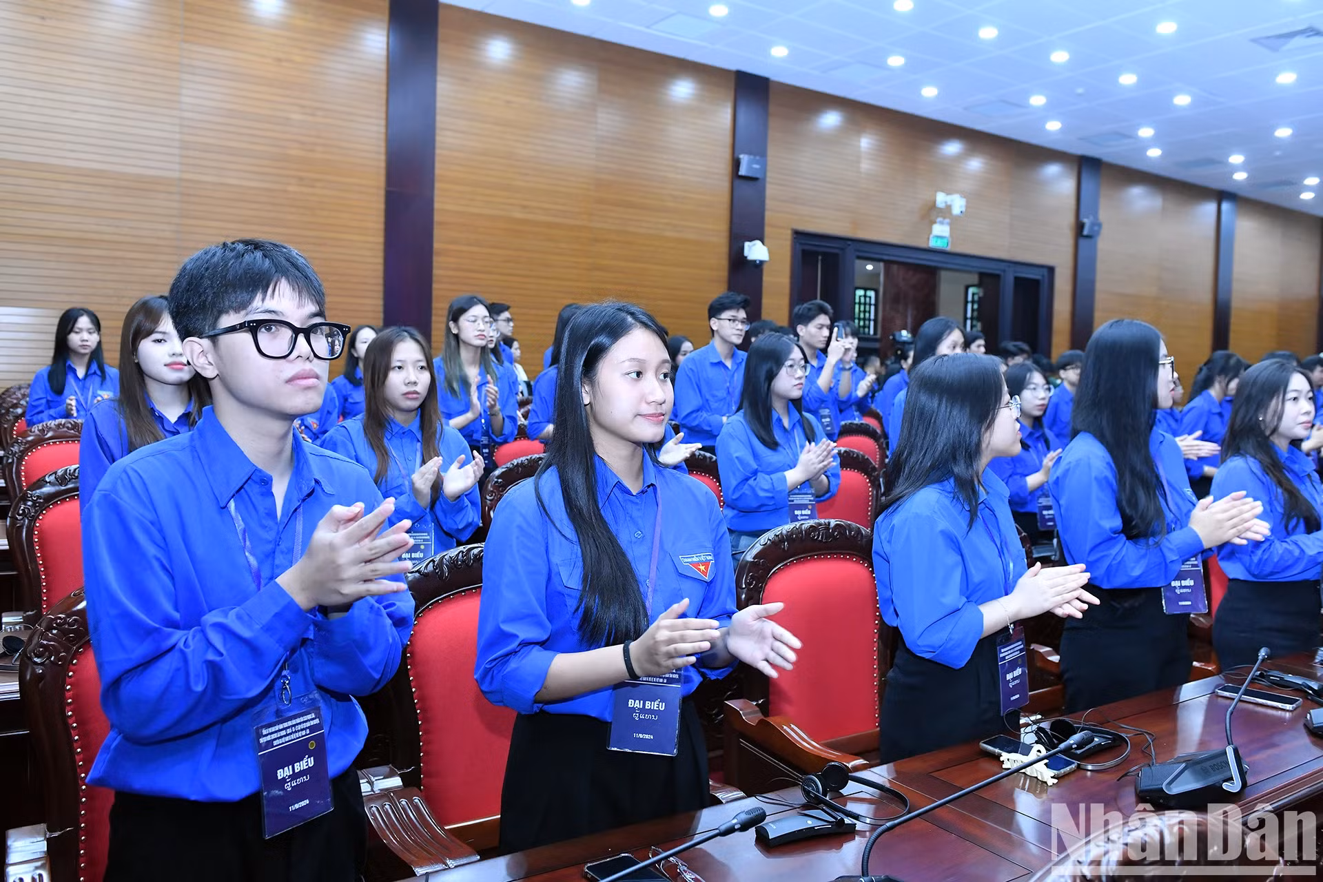 越南青年代表出席见面会。