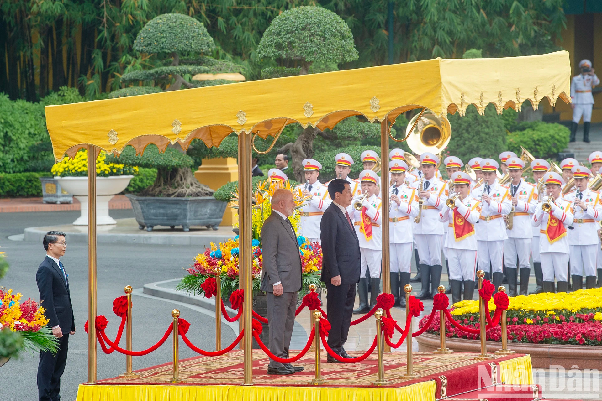 越南国家主席梁强和巴西总统卢拉·达席尔瓦听军乐队演奏两国国歌。 越南国家主席梁强和巴西总统卢拉·达席尔瓦听军乐队演奏两国国歌。