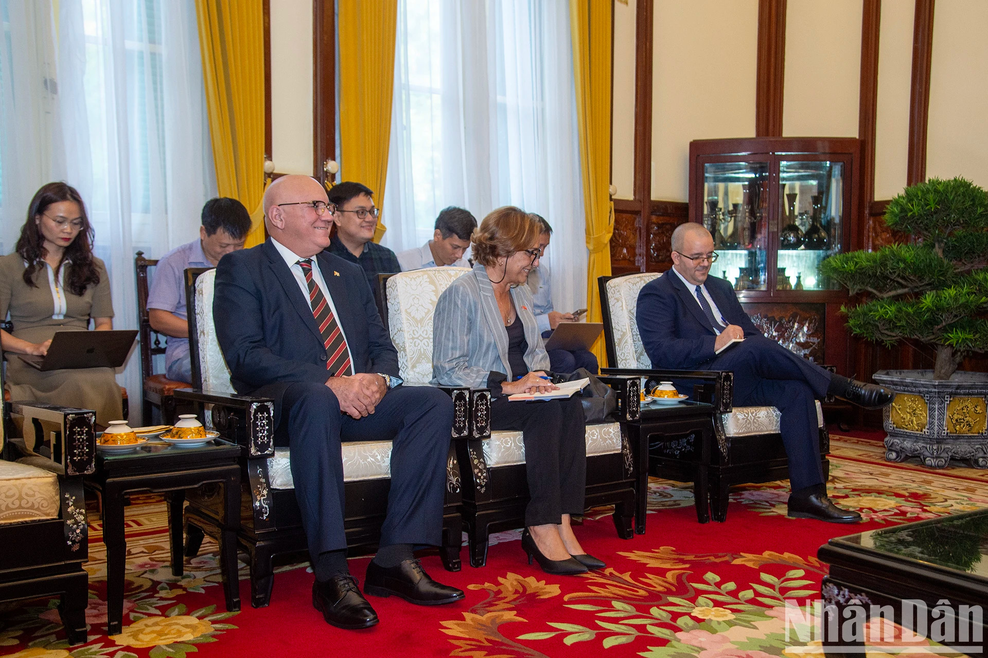 陪同古巴驻越大使奥兰多的各位代表。