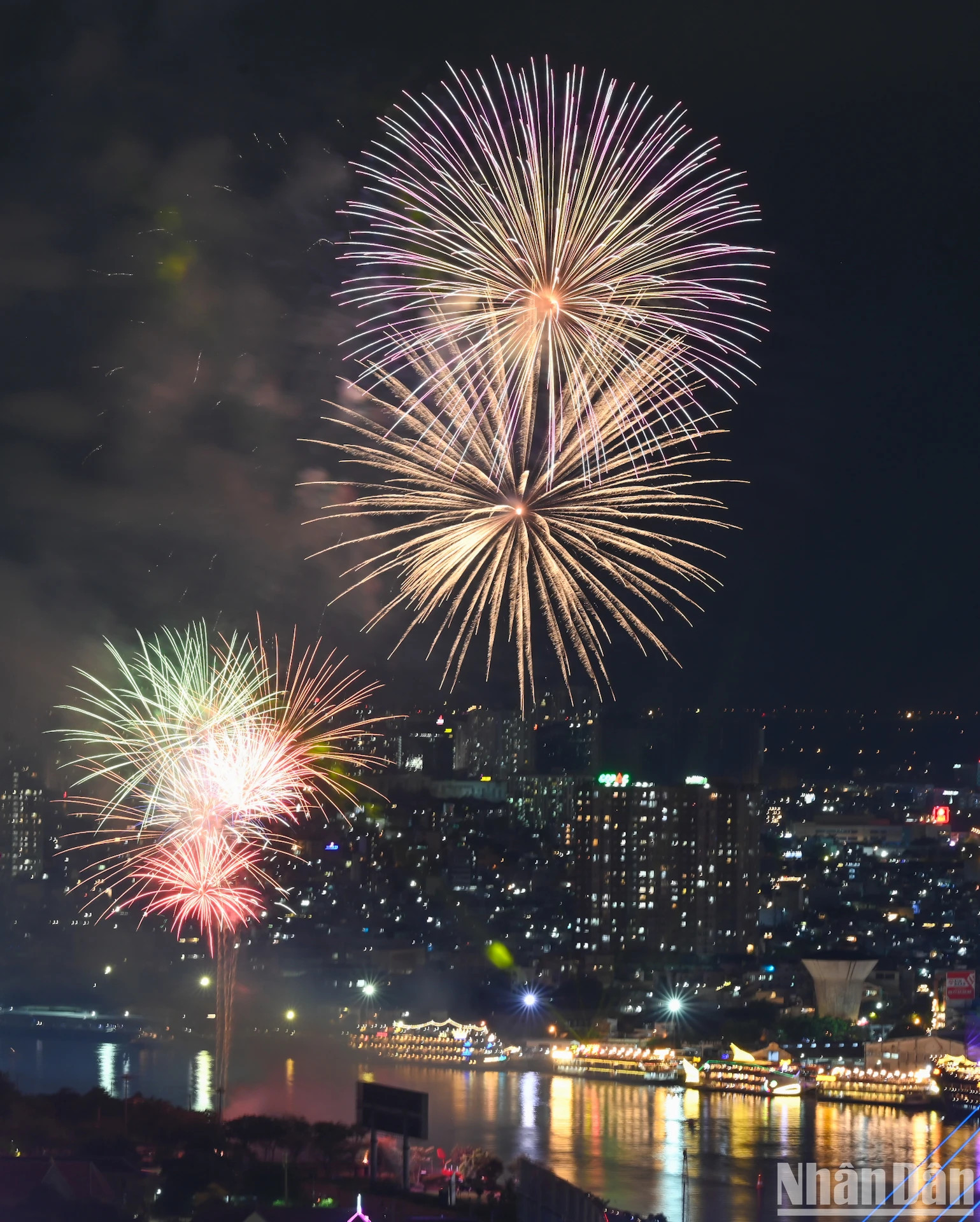 这是胡志明市庆祝国家统一50周年系列活动中的第二场烟花表演。此前,该市于4月19日晚在西贡河滨公园举办了高空烟花表演。 这是胡志明市庆祝国家统一50周年系列活动中的第二场烟花表演。此前,该市于4月19日晚在西贡河滨公园举办了高空烟花表演。
