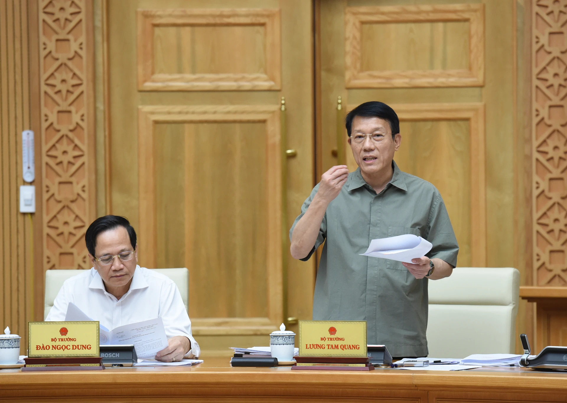 公安部长梁三光发表讲话。