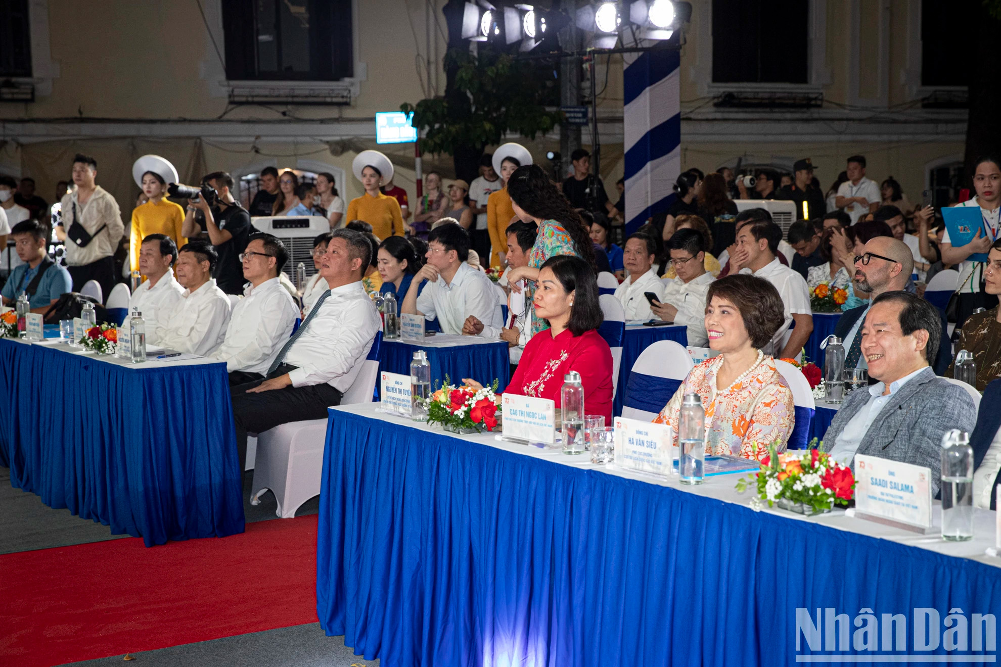 河内市委常务副书记阮氏线与各位代表出席2024年第二届河内秋季节。 河内市委常务副书记阮氏线与各位代表出席2024年第二届河内秋季节。