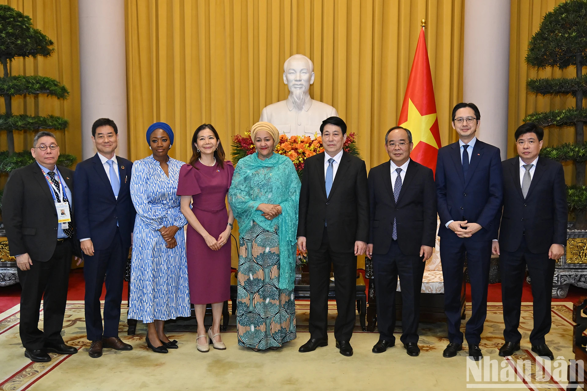 越南国家主席梁强与联合国副秘书长阿米娜·穆罕默德和各位代表合影。