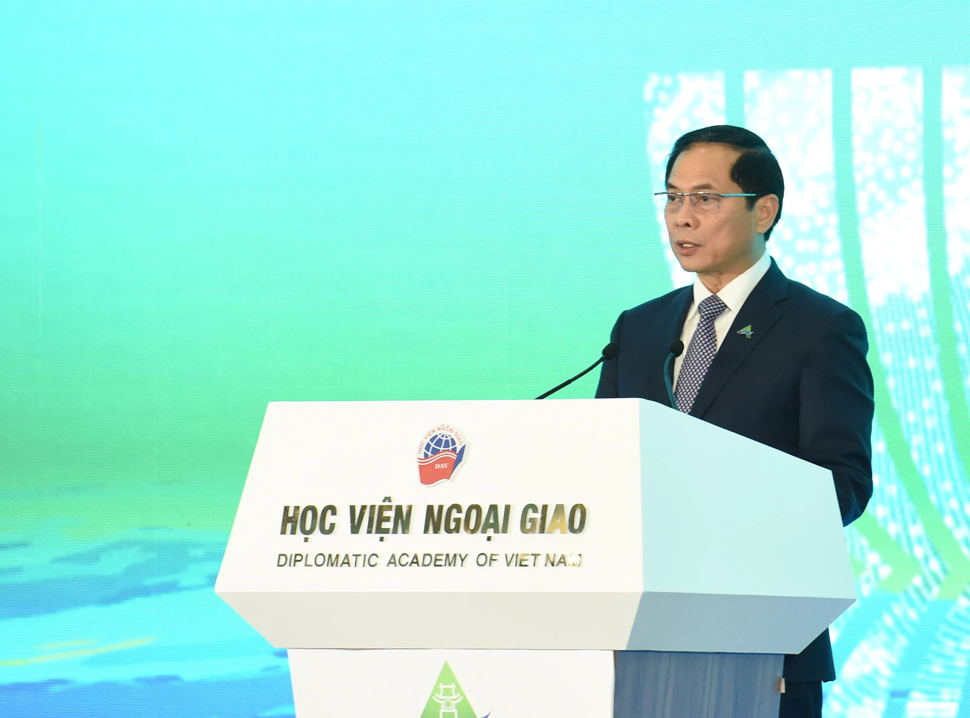 越南政府副总理兼外交部长裴青山在会上发表讲话。