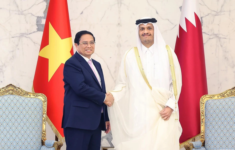 越南政府总理范明正与卡塔尔首相穆罕默德·本·阿卜杜拉赫曼·阿勒萨尼。 越南政府总理范明正与卡塔尔首相穆罕默德·本·阿卜杜拉赫曼·阿勒萨尼。