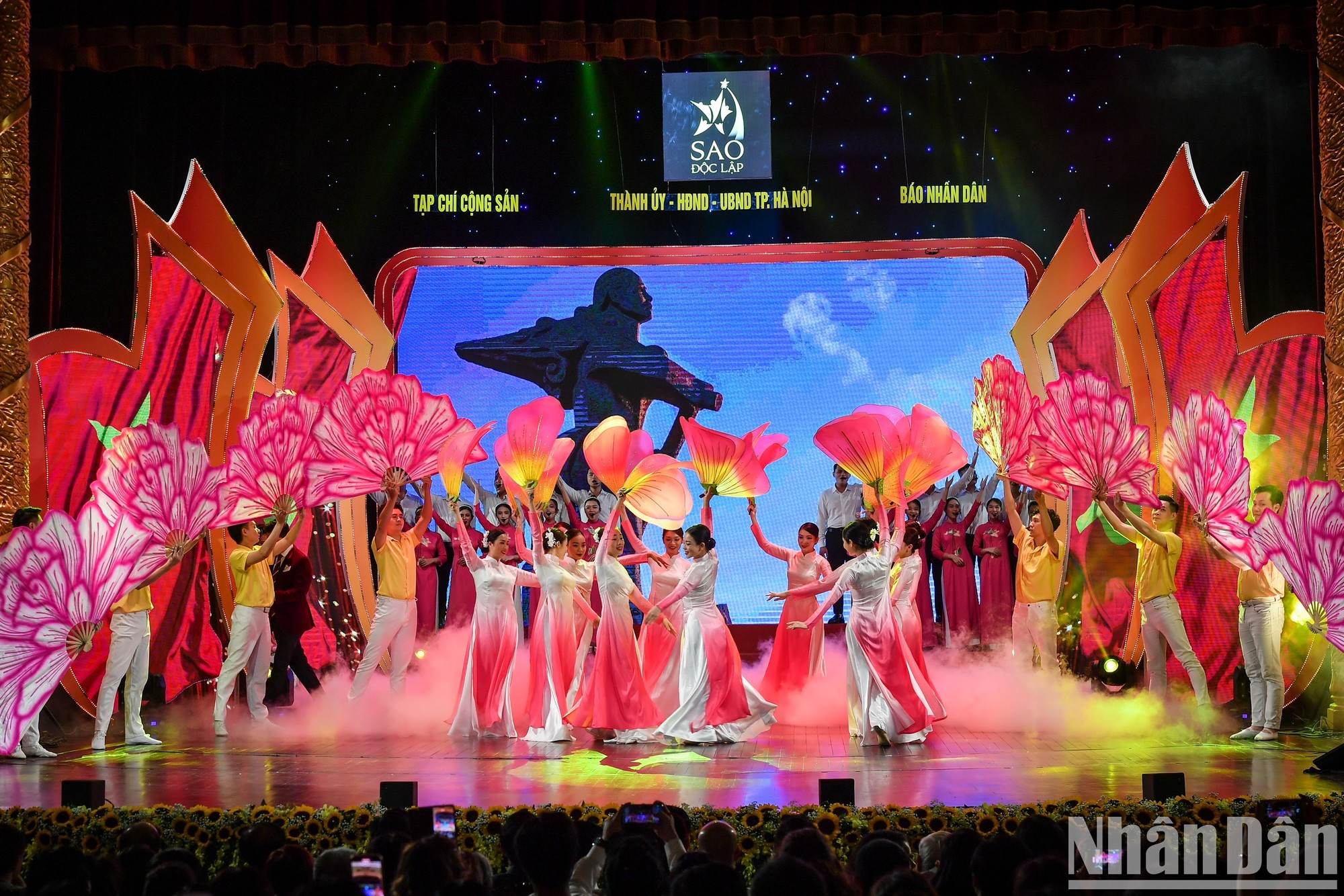 开场表演节目。