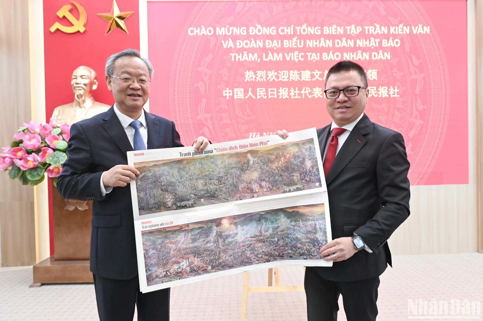 黎国明同志向陈建文同志赠送《奠边府战役》全景图副刊。 黎国明同志向陈建文同志赠送《奠边府战役》全景图副刊。