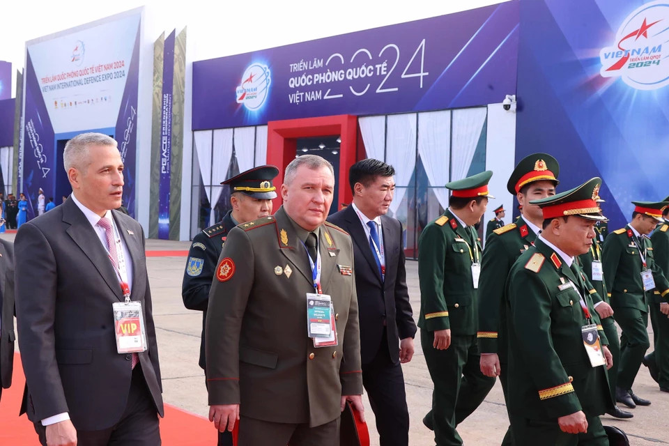 国际代表出席2024年越南国际防务展开幕式。