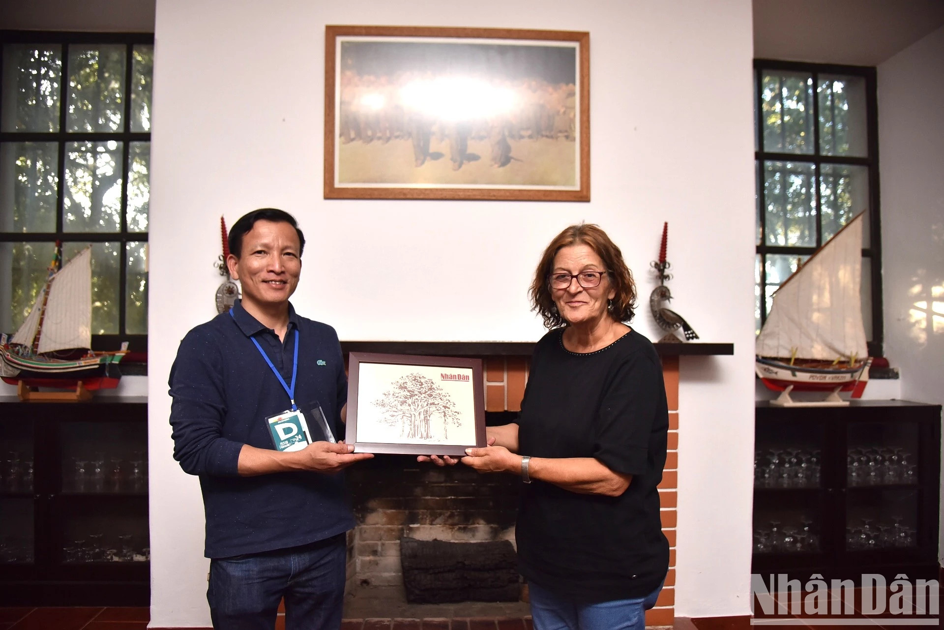 葡萄牙共产党政治局委员费尔南达·马特乌斯会见《人民报》社代表。