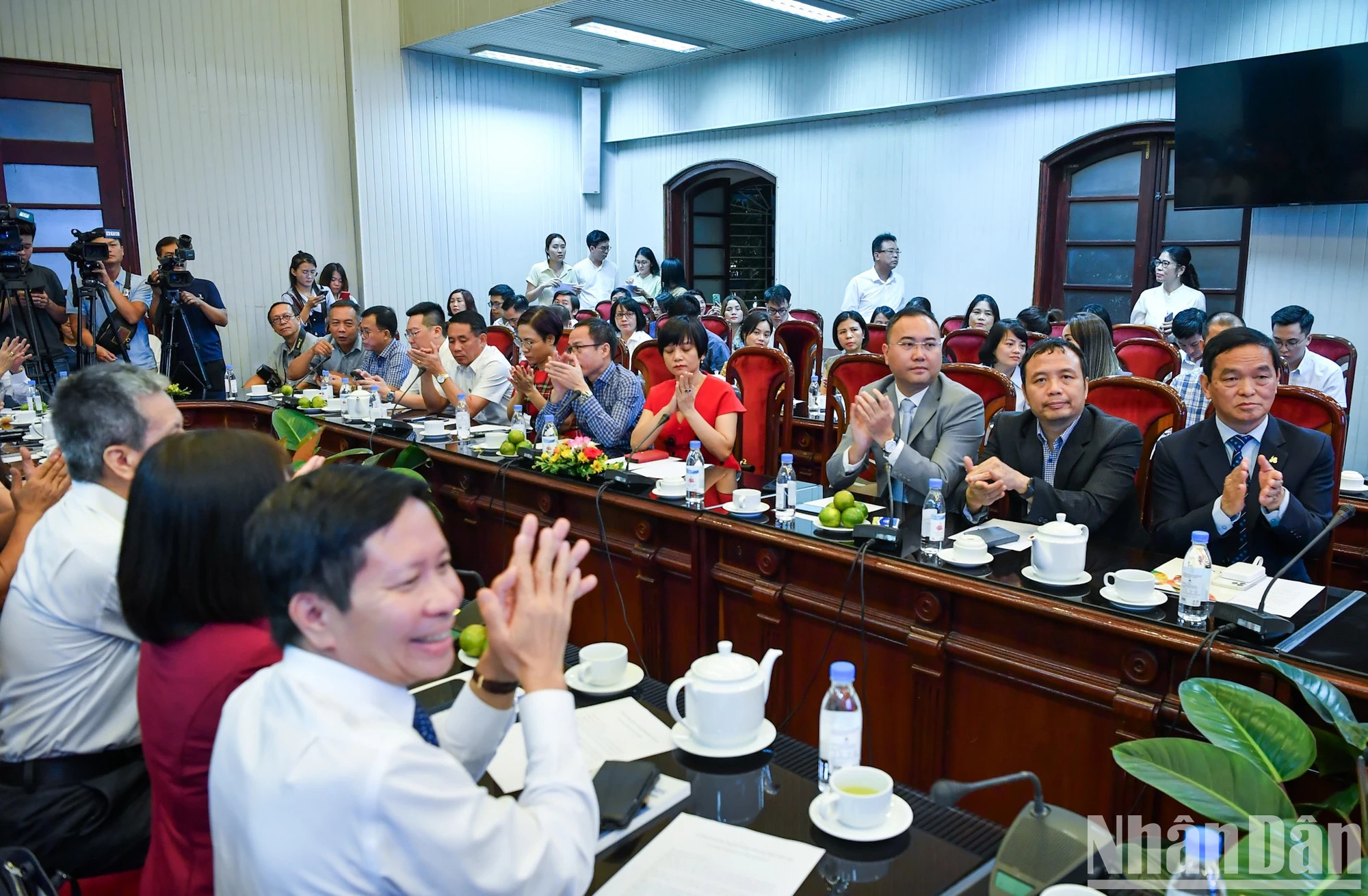 各部委、新闻机构、协会、企业代表出席仪式。