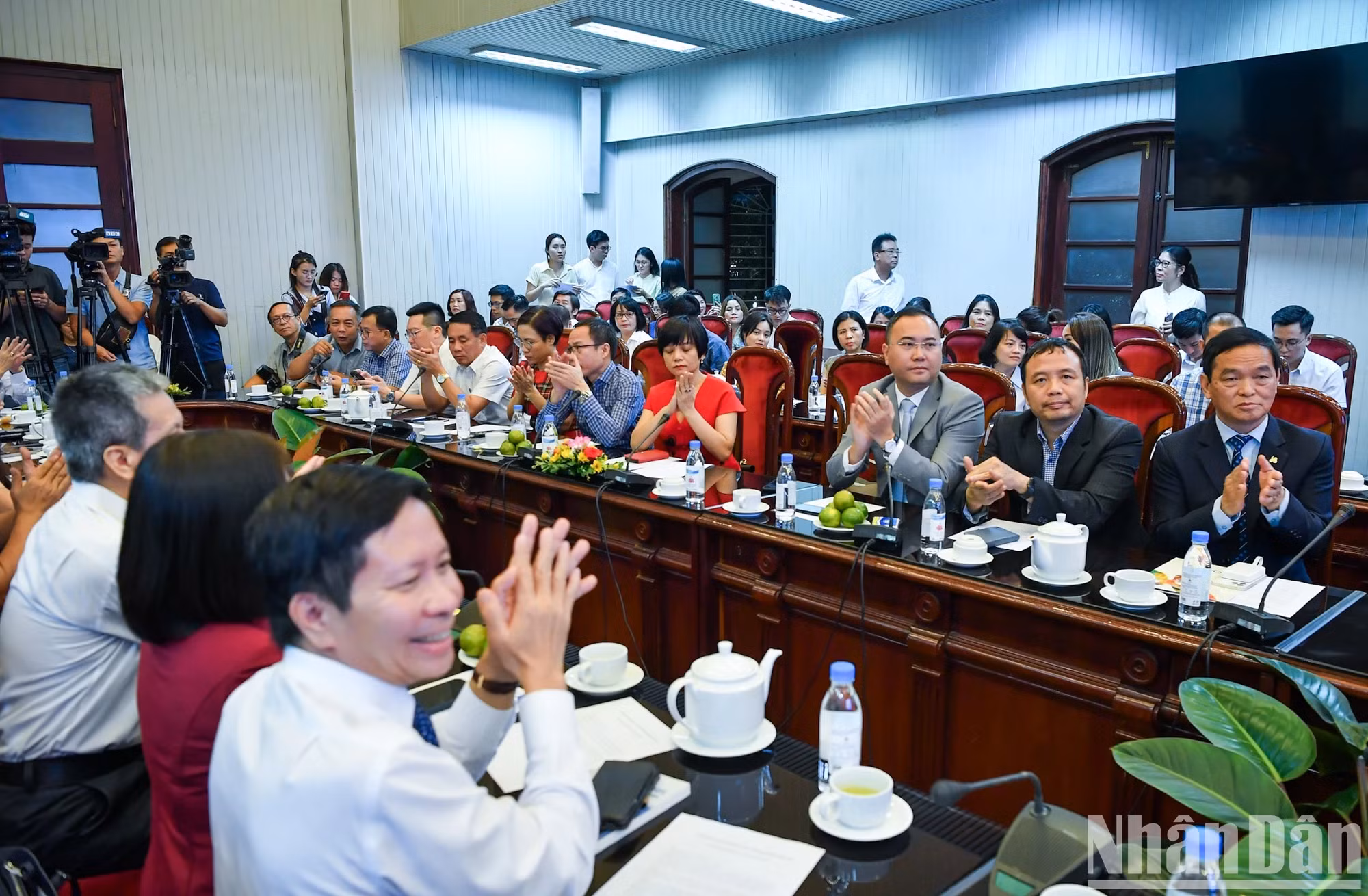 各部委、新闻机构、协会、企业代表出席仪式。
