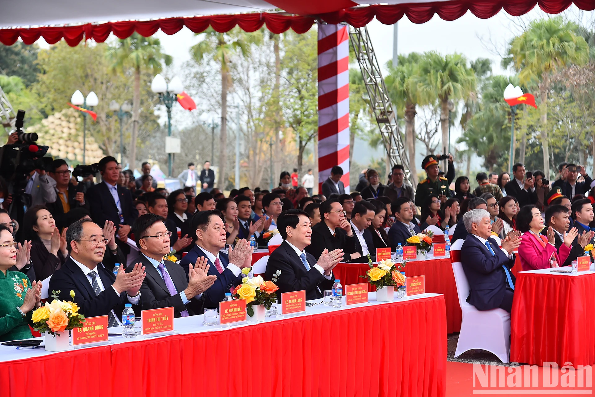 国家主席梁强,党和国家领导人,各民族同胞及各位代表出席活动。 国家主席梁强,党和国家领导人,各民族同胞及各位代表出席活动。