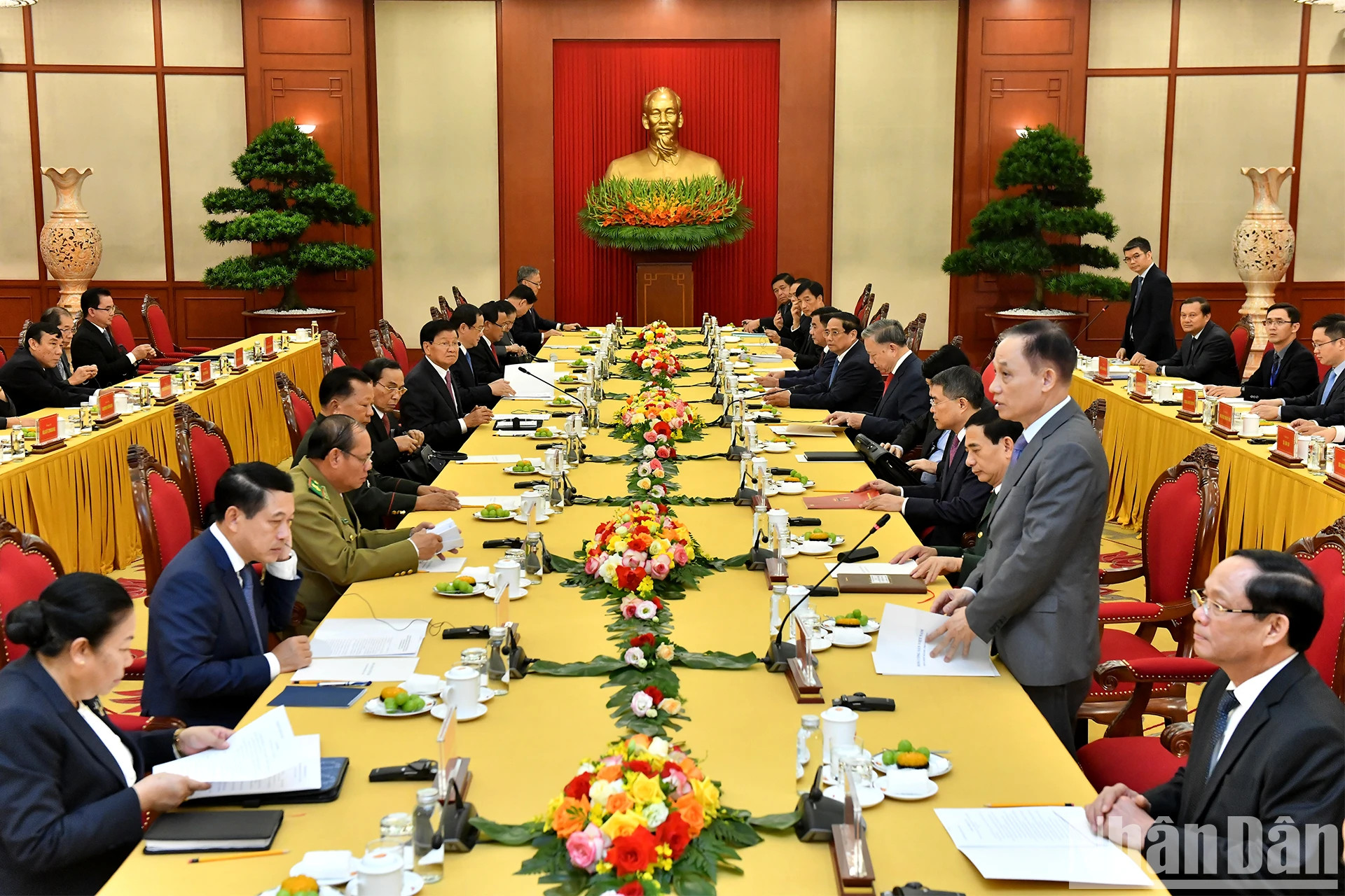 越共中央书记处书记、中央对外部部长黎怀忠在会晤中发表讲话。