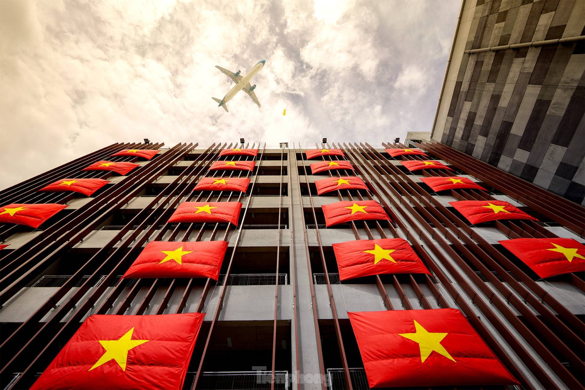 胡志明市办公楼悬挂着国旗。(图片来源:《前锋报》) 胡志明市办公楼悬挂着国旗。(图片来源:《前锋报》)