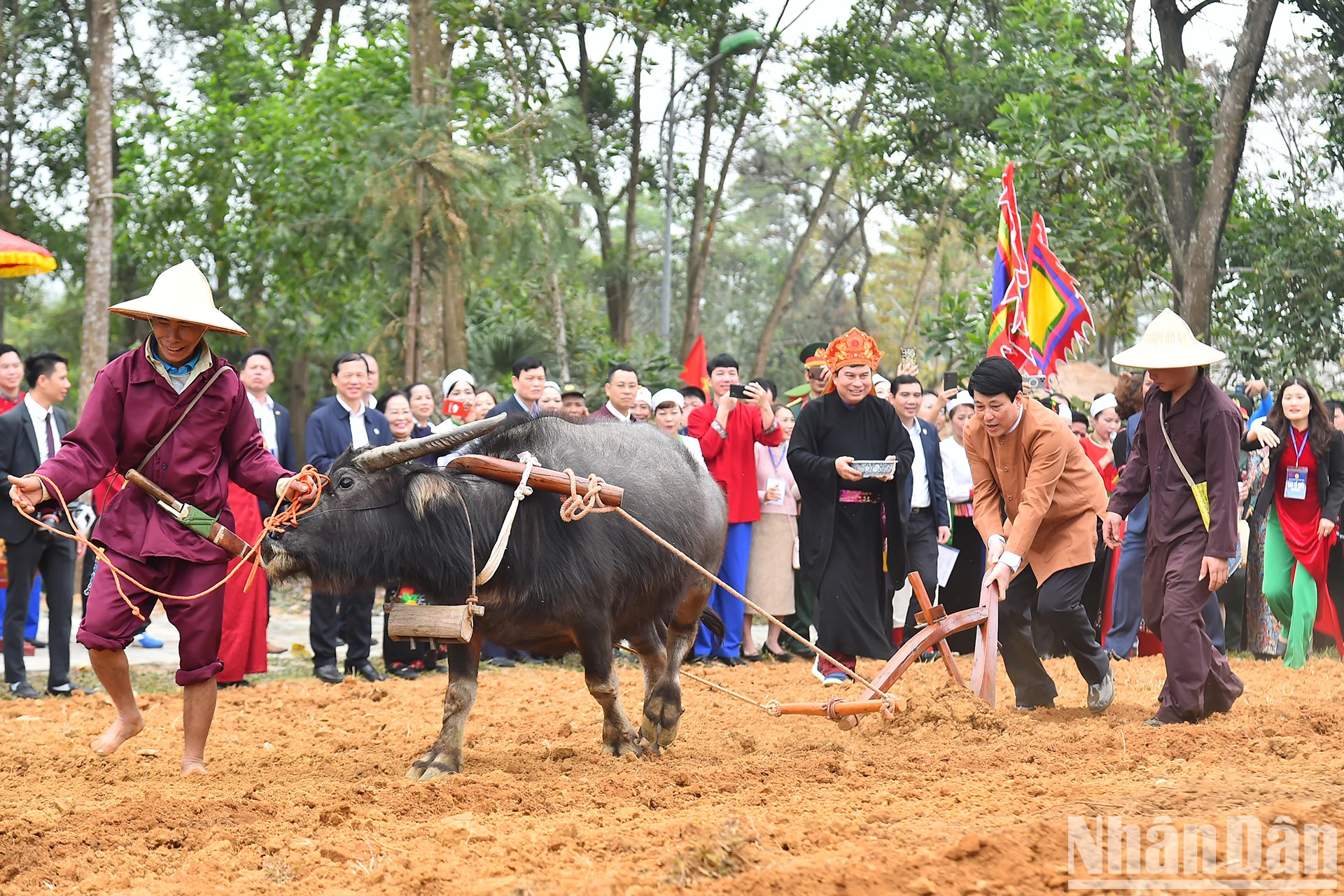 梁强主席出席和平省芒族开夏节。 梁强主席出席和平省芒族开夏节。