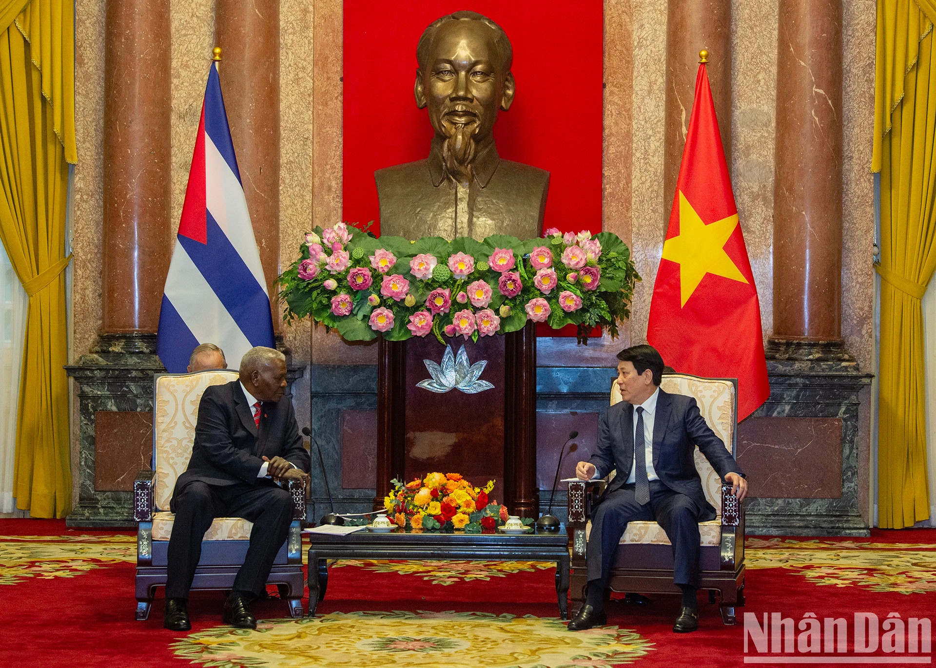 越南国家主席梁强会见古巴全国人民政权代表大会主席埃斯特万。 越南国家主席梁强会见古巴全国人民政权代表大会主席埃斯特万。