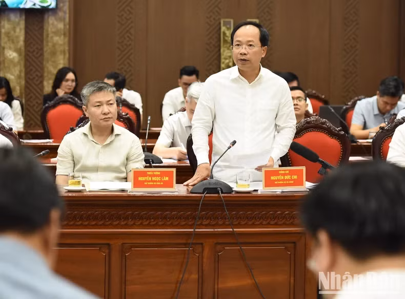 交通运输部副部长阮维林在会上发表讲话。