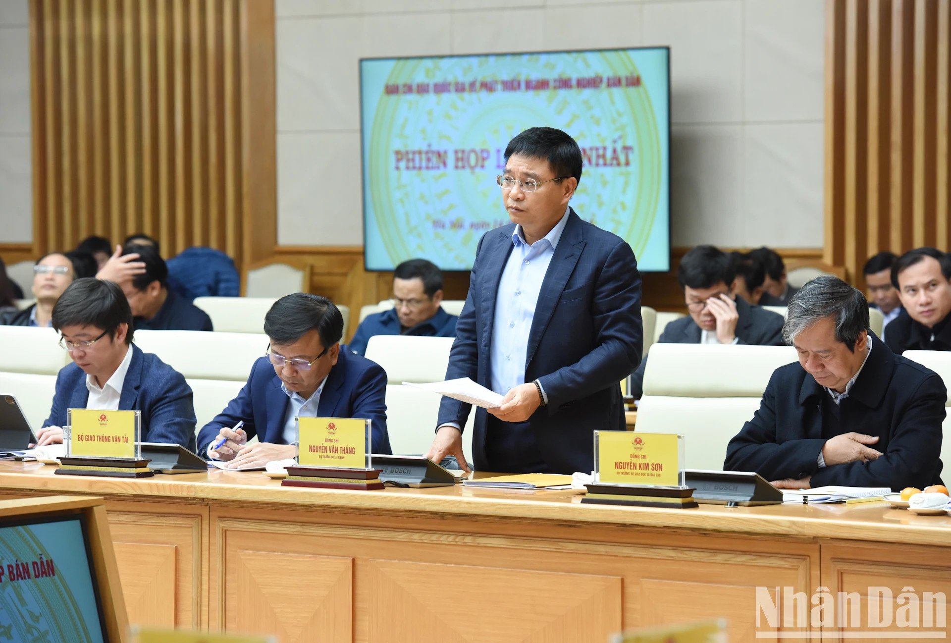 财政部部长阮文胜发表讲话。