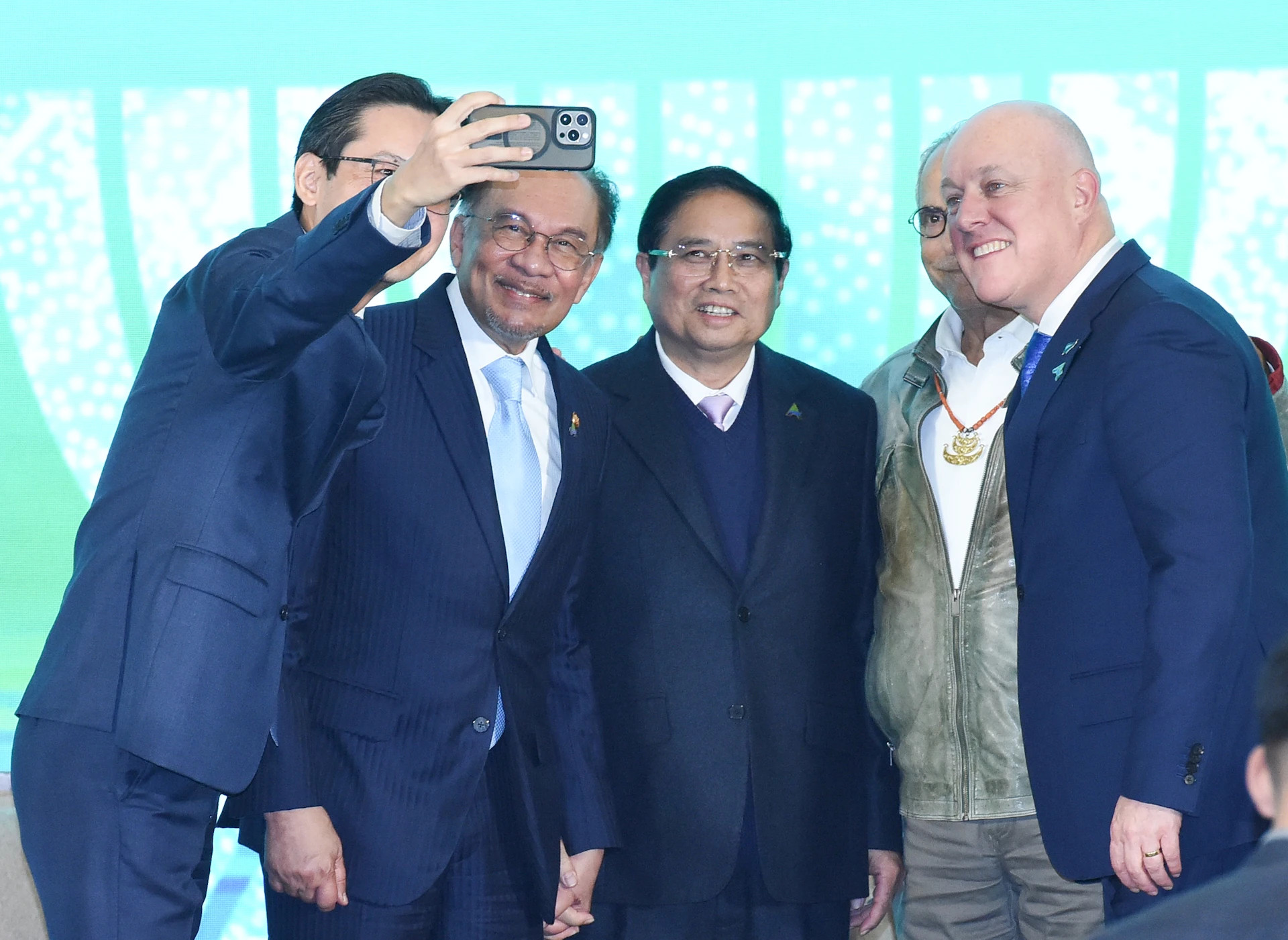 越南政府总理范明正与马来西亚总理安瓦尔·易卜拉欣,新西兰总理克里斯托弗·勒克森,东帝汶总统若泽·拉莫斯-奥尔塔合影。 越南政府总理范明正与马来西亚总理安瓦尔·易卜拉欣,新西兰总理克里斯托弗·勒克森,东帝汶总统若泽·拉莫斯-奥尔塔合影。