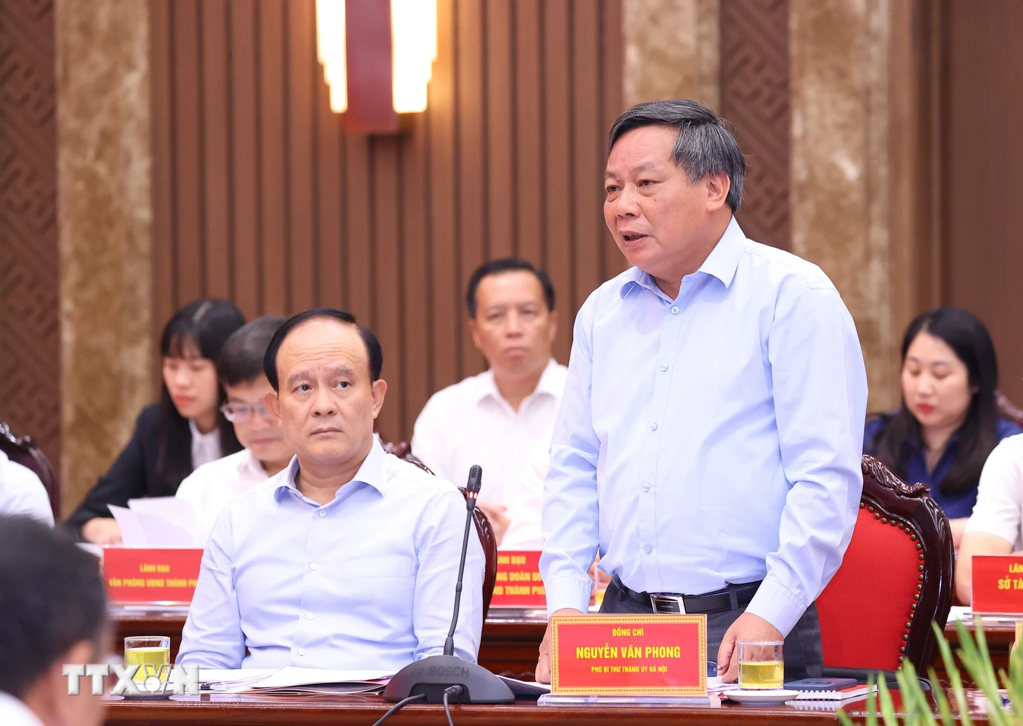 河内市委副书记阮文峰在会上作报告。 河内市委副书记阮文峰在会上作报告。