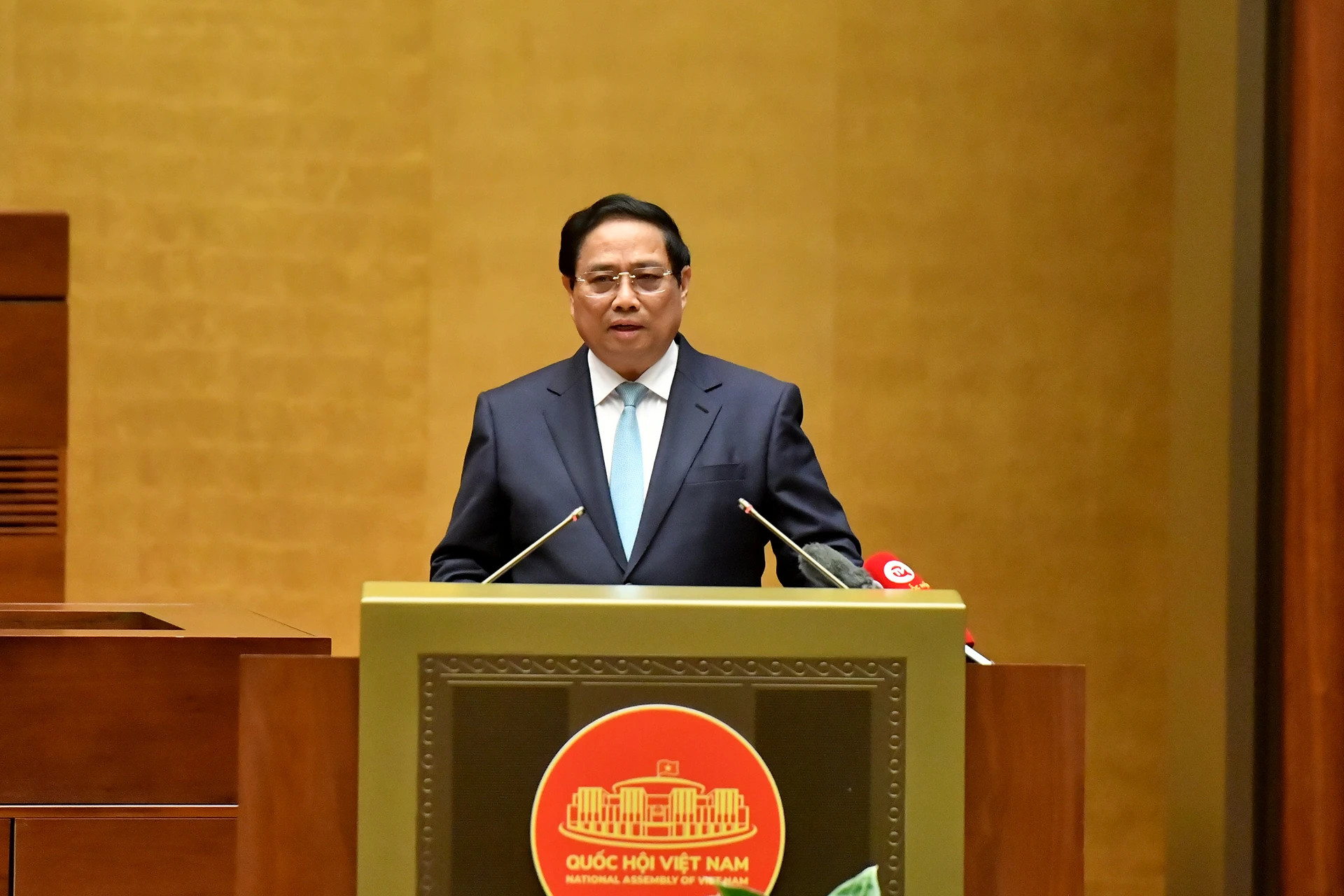 越共中央政治局委员、政府总理范明正在会上发言。 越共中央政治局委员、政府总理范明正在会上发言。