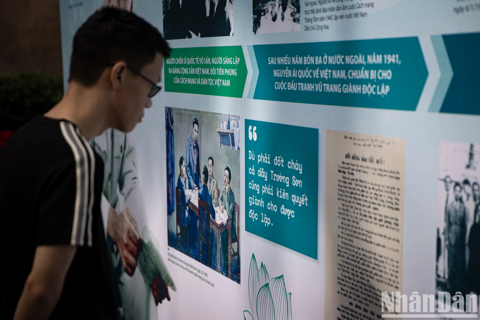 展览空间设计开放,面向还剑湖,营造出亲切而庄重的氛围。 展览空间设计开放,面向还剑湖,营造出亲切而庄重的氛围。