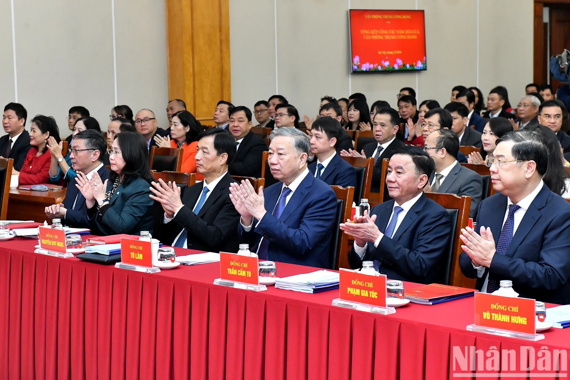 越共中央总书记苏林和与会代表。