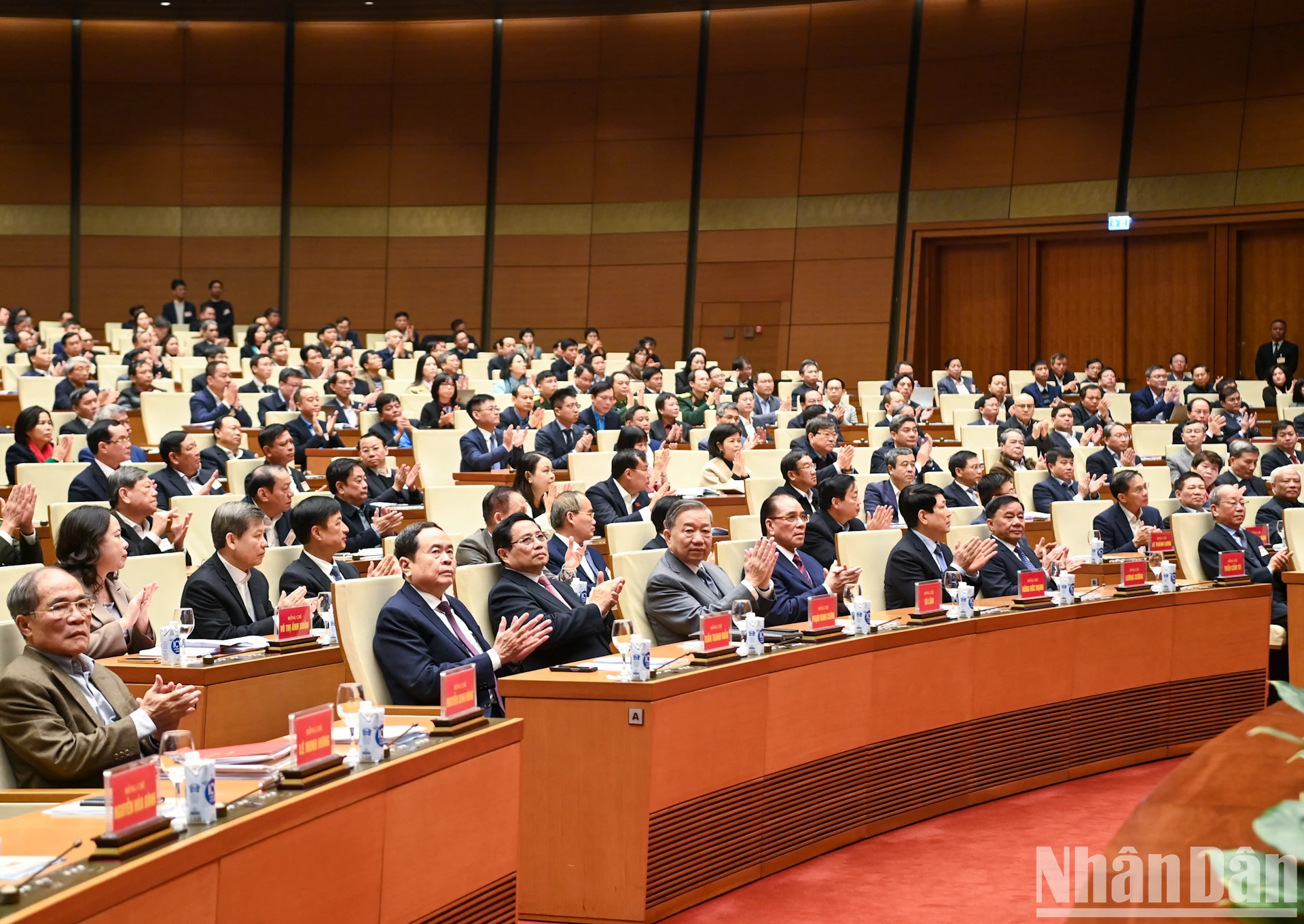 越共中央总书记苏林,国家主席梁强,政府总理范明正,国会主席陈青敏以及党和国家领导出席会议。 越共中央总书记苏林,国家主席梁强,政府总理范明正,国会主席陈青敏以及党和国家领导出席会议。
