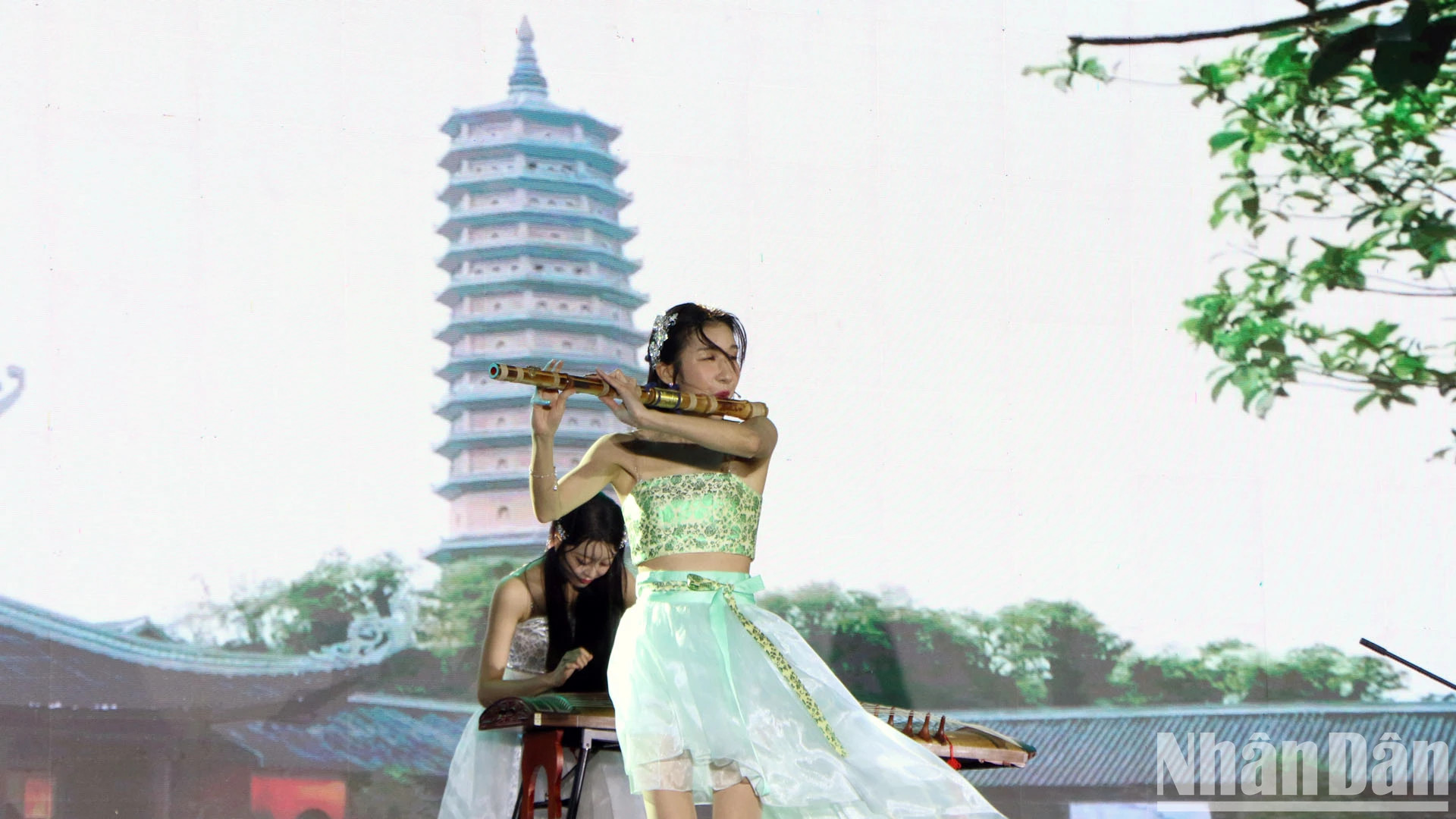 韩国艺术家表演传统乐器。 韩国艺术家表演传统乐器。