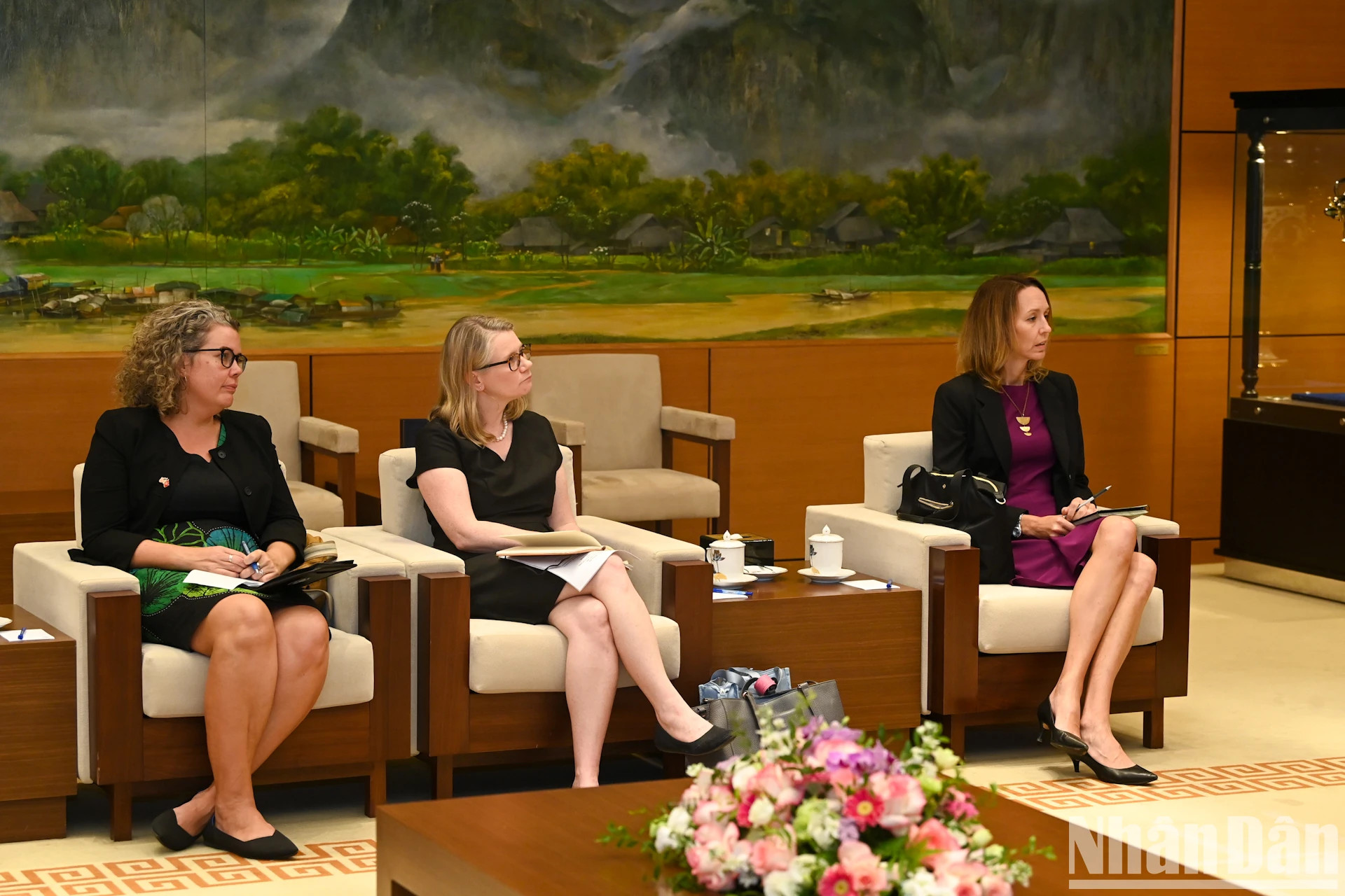 美国代表出席会见。