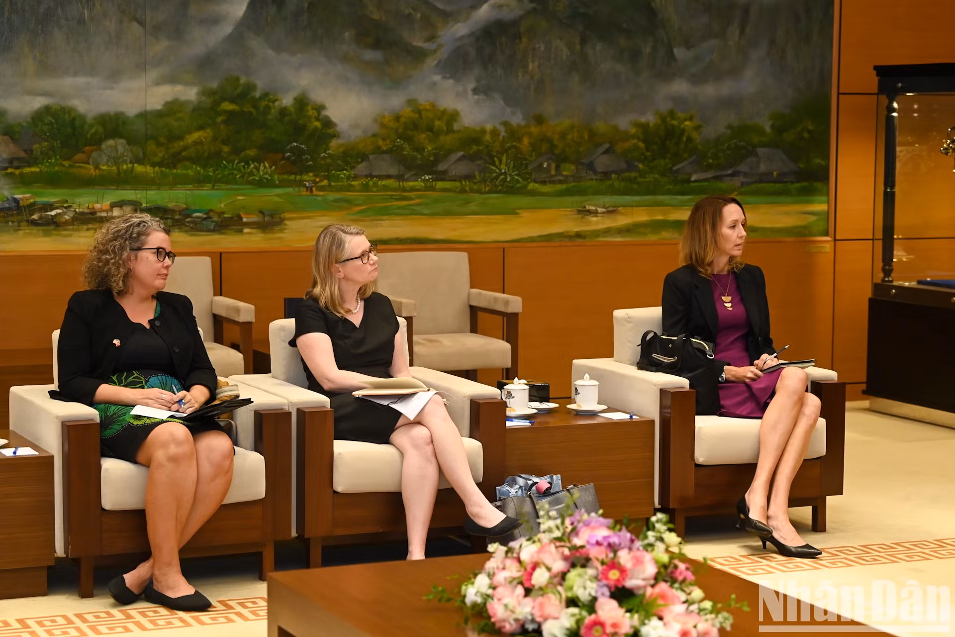 美国代表出席会见。