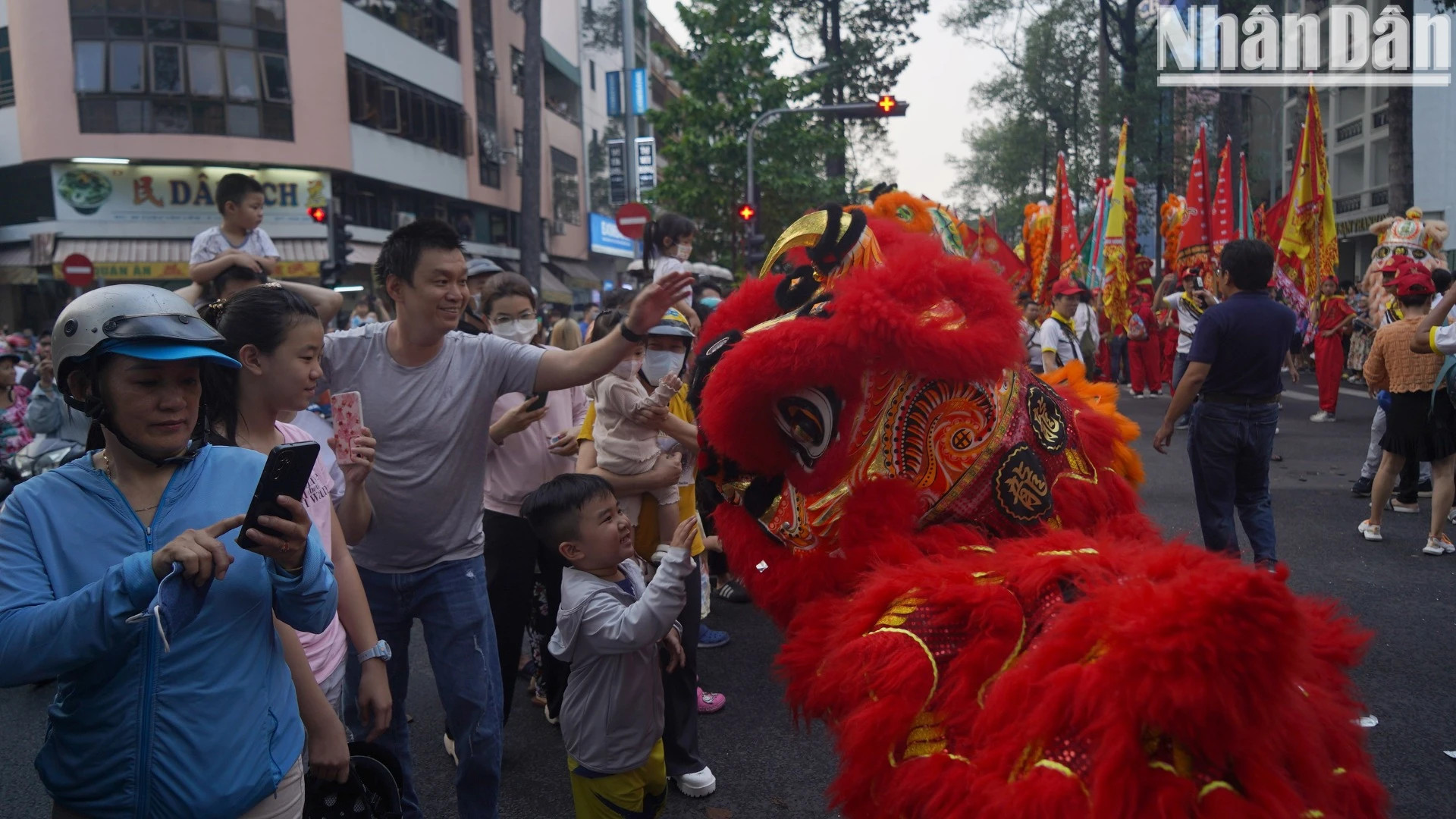 元宵节在保存传统社区文化方面发挥着重要作用,为人们和游客提供了欣赏艺术、参与娱乐、文化活动和品尝美食的机会。 元宵节在保存传统社区文化方面发挥着重要作用,为人们和游客提供了欣赏艺术、参与娱乐、文化活动和品尝美食的机会。