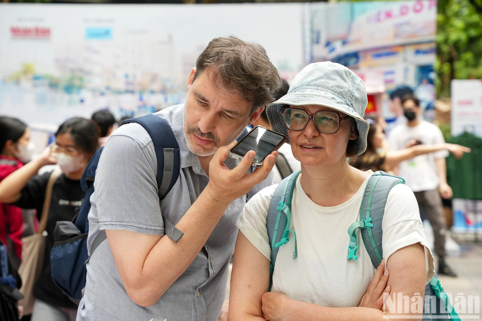 两位外国游客正在认真聆听越南人民争取独立的斗争故事。 两位外国游客正在认真聆听越南人民争取独立的斗争故事。