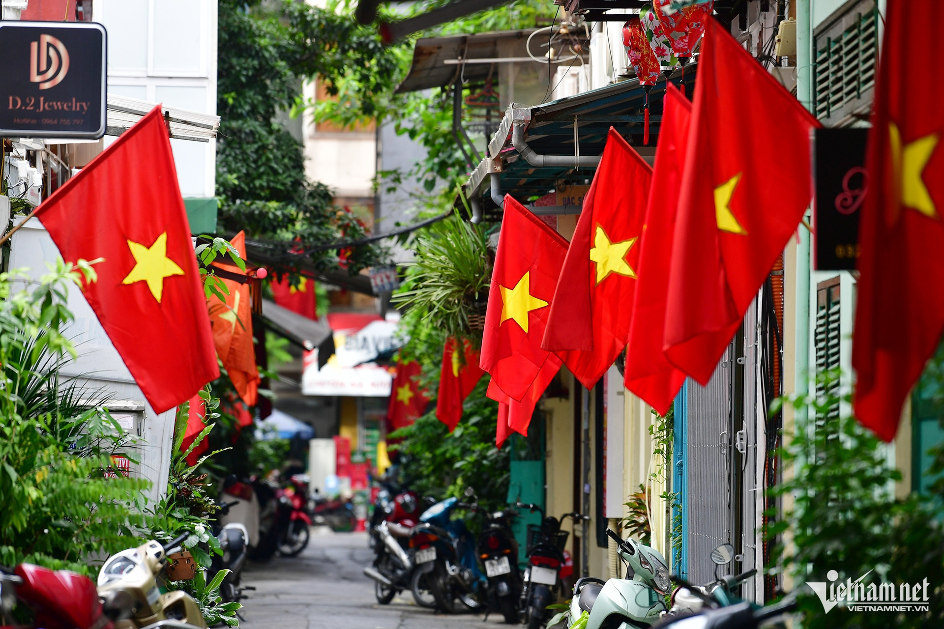 河内市还剑郡街头同时悬挂旗帜，呈现出绚丽的红色。（南庆 摄）
