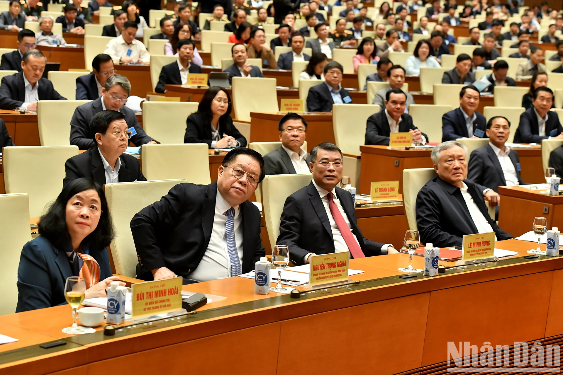 党和国家领导人及各位代表出席会议。 党和国家领导人及各位代表出席会议。