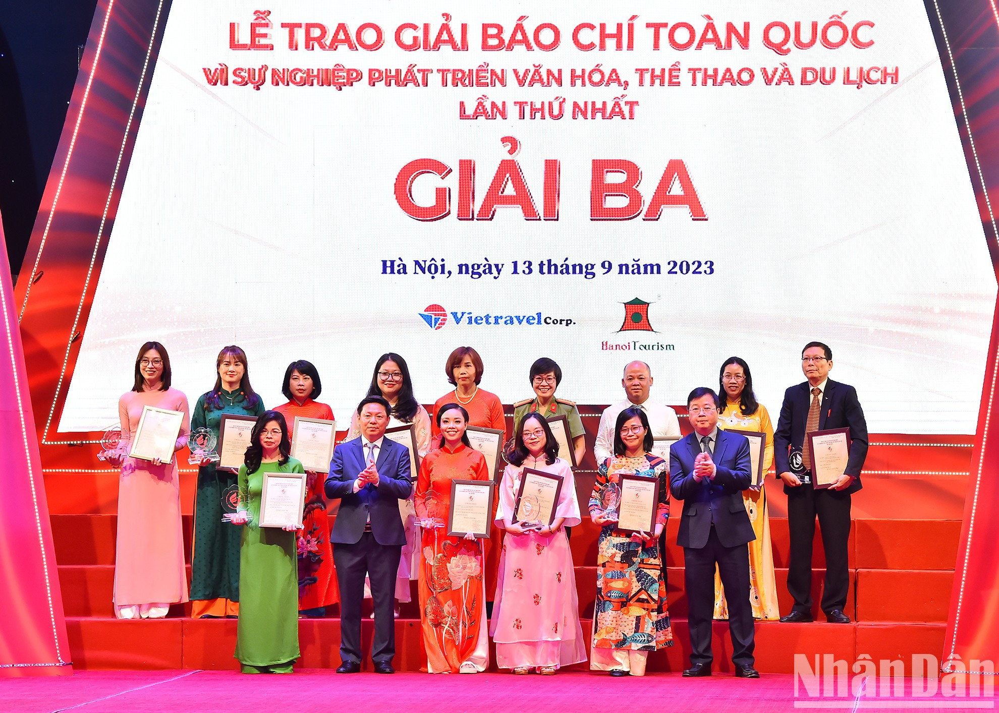 越共中央宣教部副部长陈青林与通信传媒部副部长阮青林向获奖的作者和作者组代表授予三等奖。 越共中央宣教部副部长陈青林与通信传媒部副部长阮青林向获奖的作者和作者组代表授予三等奖。