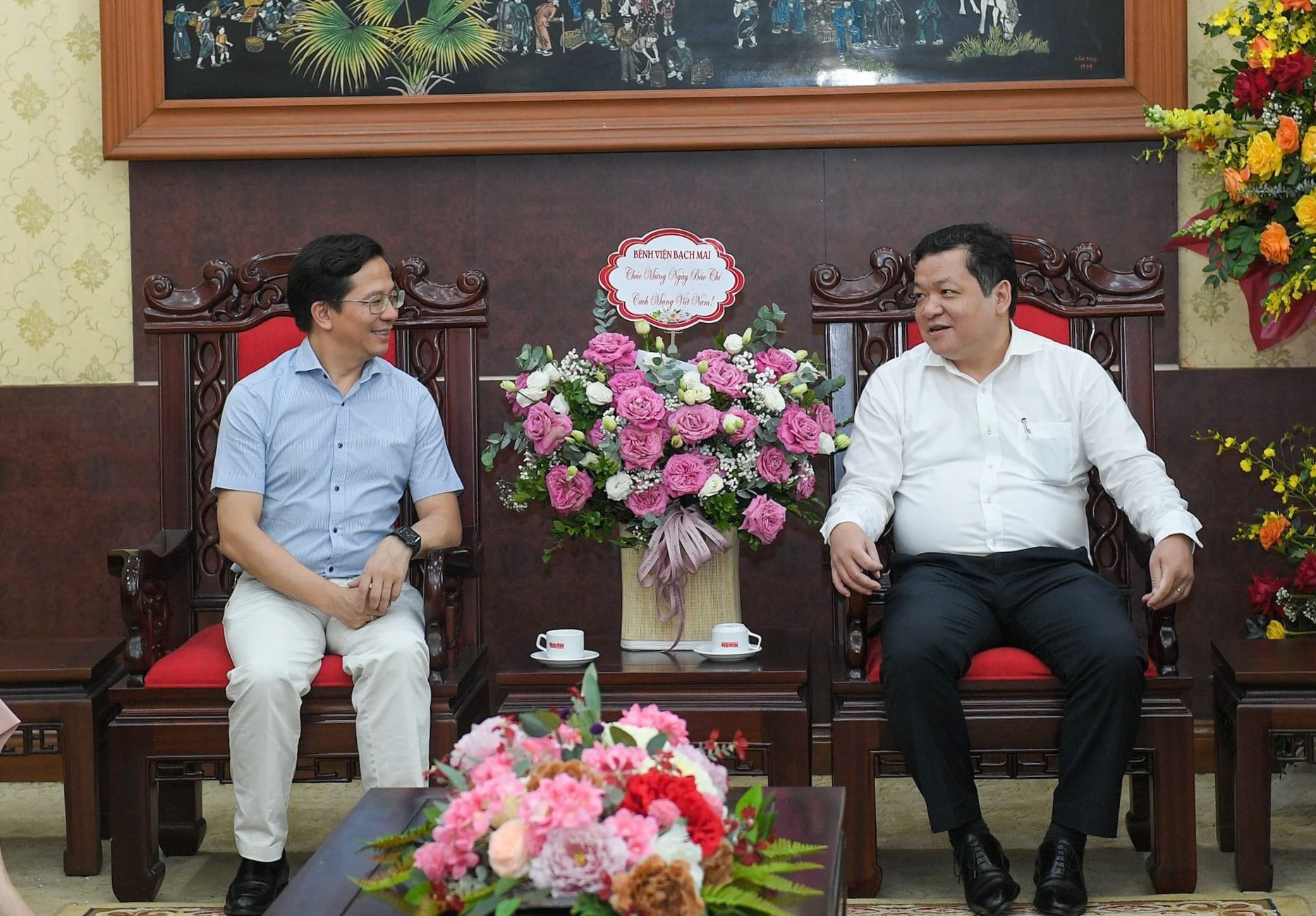 白梅医院副经理武文甲对《人民报》社向全国读者宣传医疗行业表示感谢。(世大 摄) 白梅医院副经理武文甲对《人民报》社向全国读者宣传医疗行业表示感谢。(世大 摄)