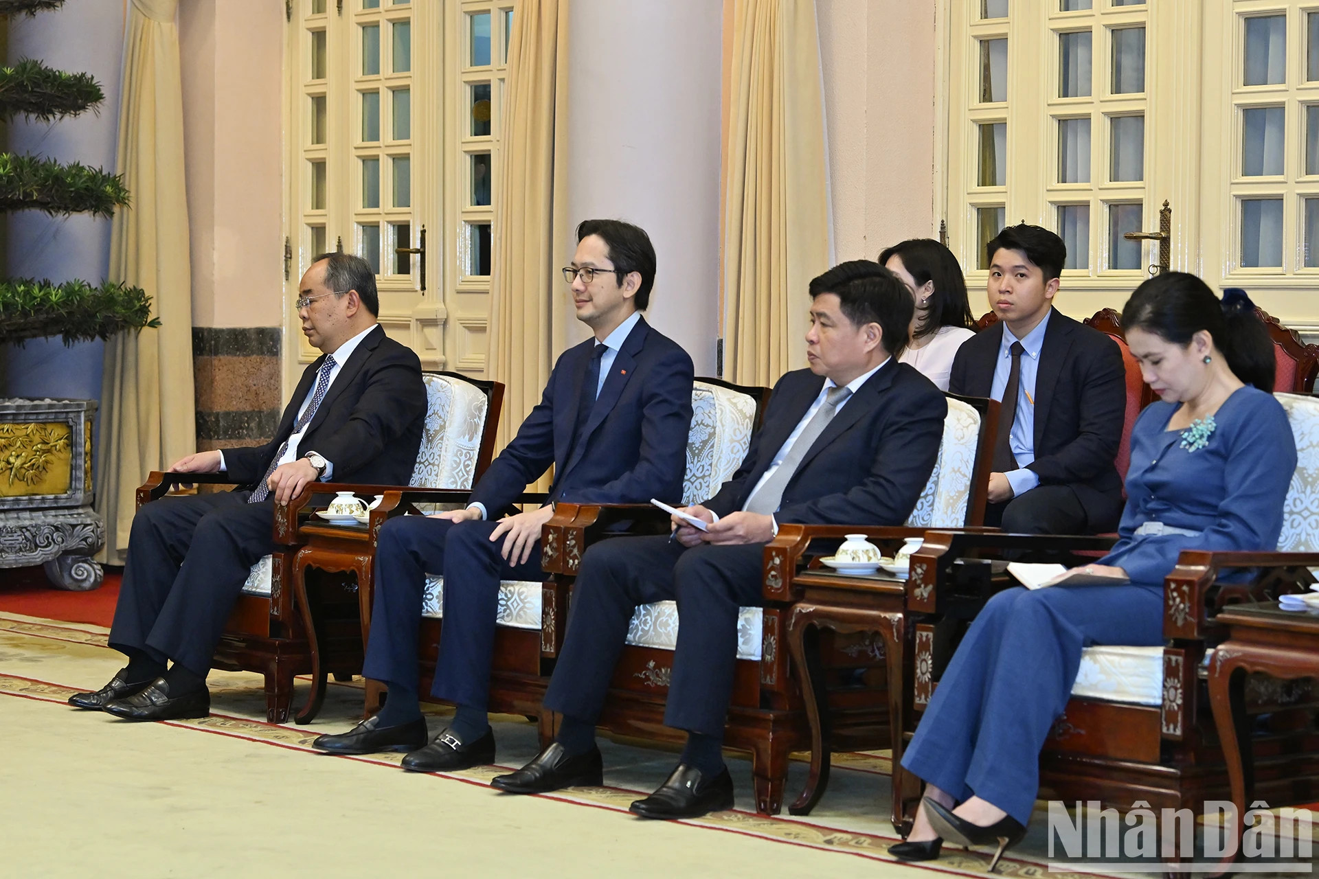 越方代表出席会见。