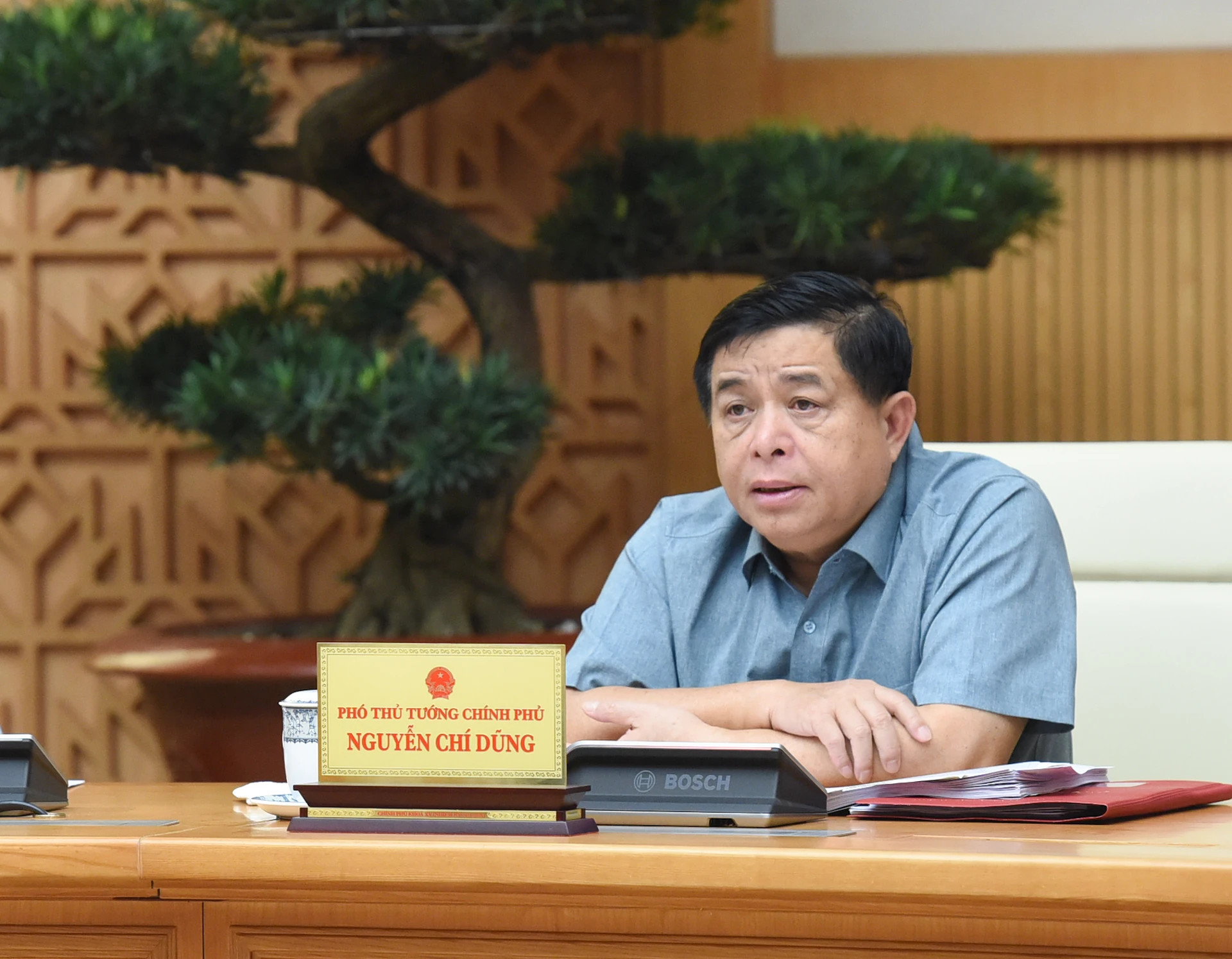 政府副总理阮志勇发言。