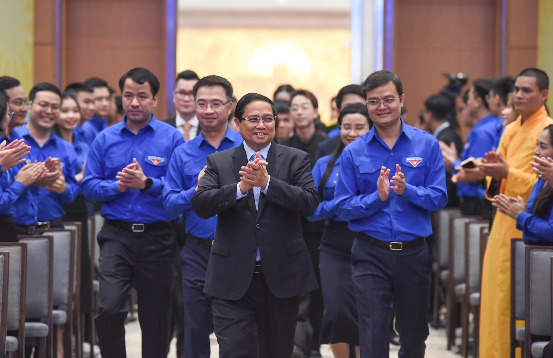 政府总理范明正主持与青年对话会。 政府总理范明正主持与青年对话会。