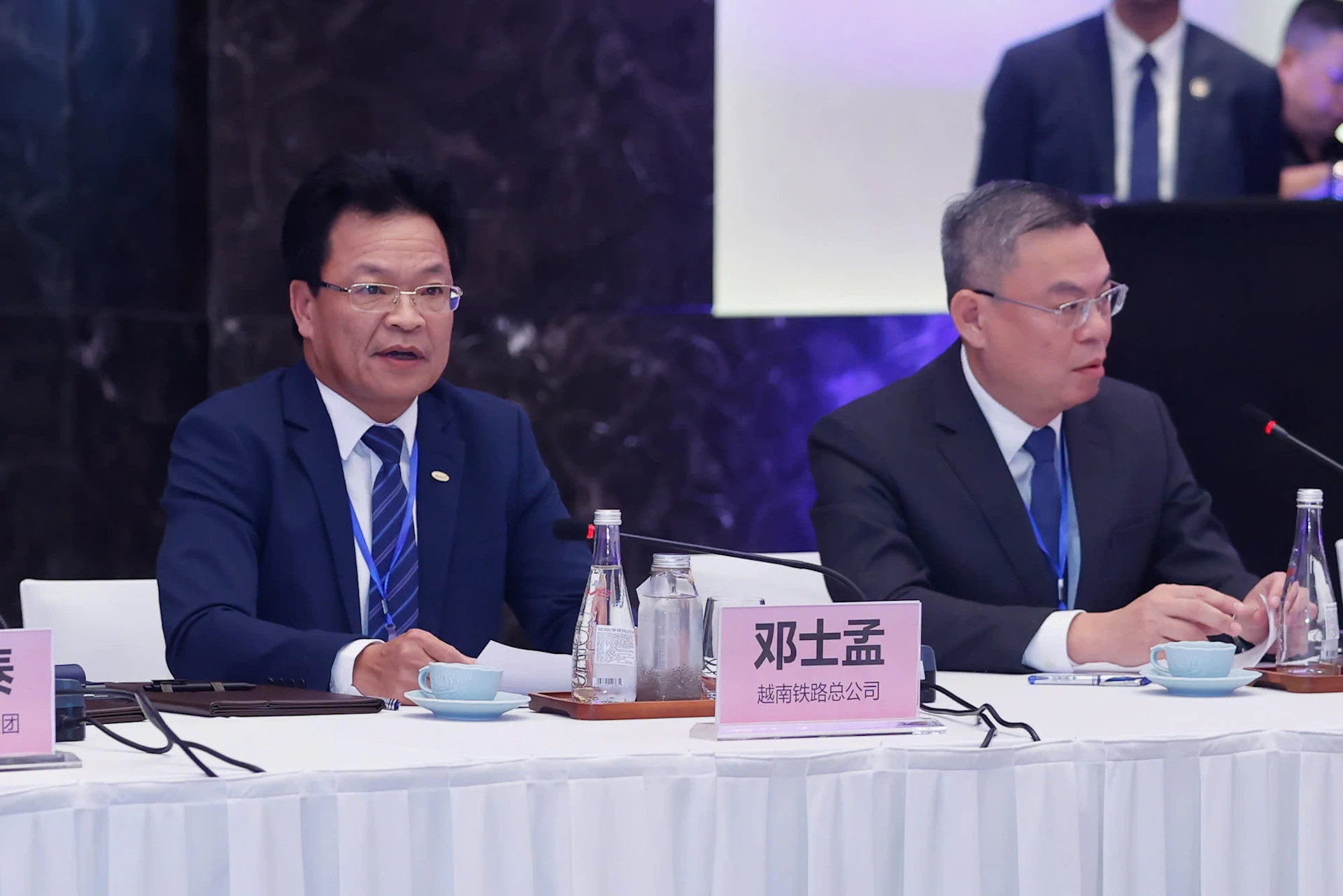 越南铁路总公司董事长邓士孟在座谈会上发表讲话。