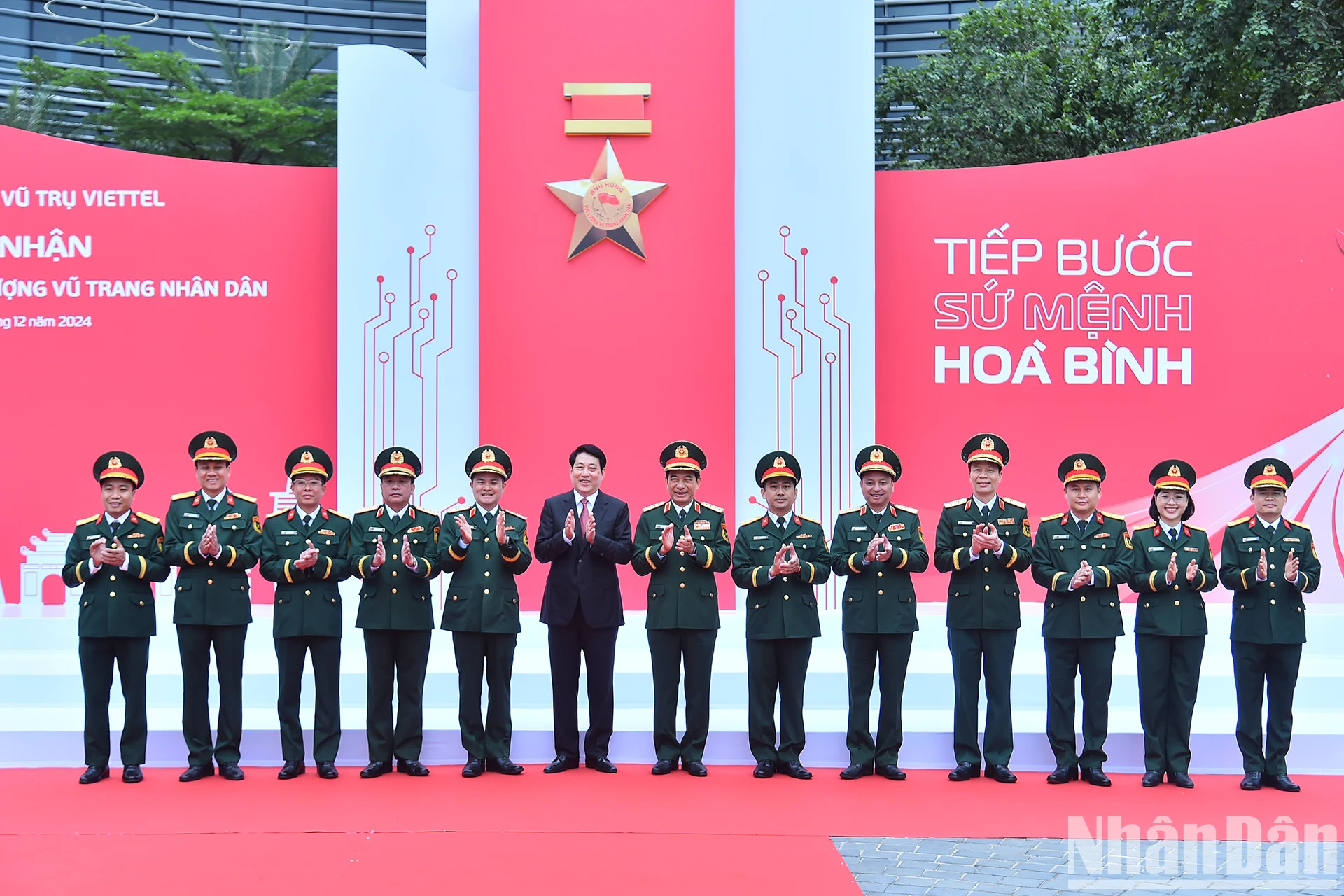 越南国家主席梁强与代表们。