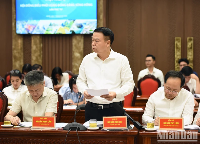 财政部副部长阮德芝在会上作报告。