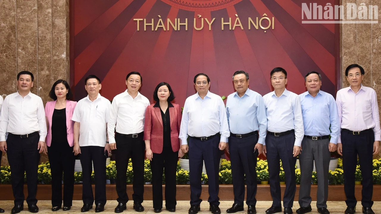 政府总理范明正与河内市委常务委员会合影。 政府总理范明正与河内市委常务委员会合影。