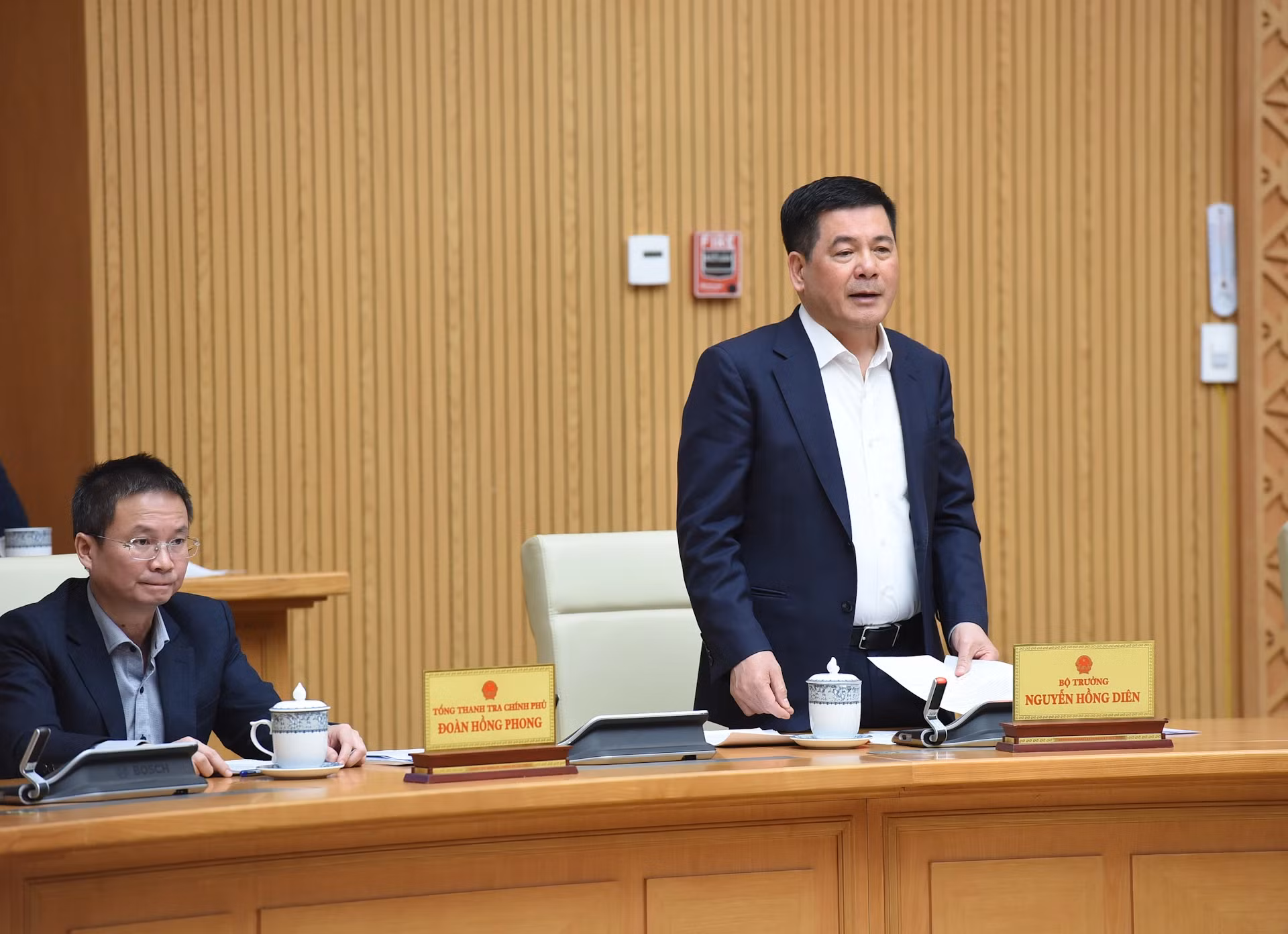 工贸部部长阮鸿延在会上致辞。